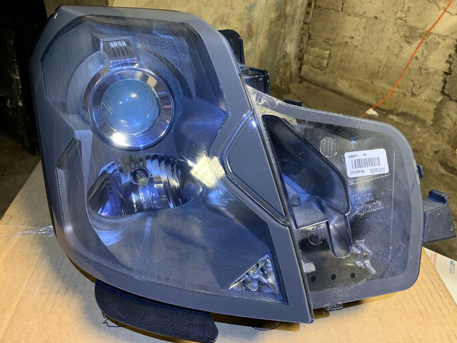 2005-2007 Cadillac CTS Right Passenger Side Headlight Assembly - OEM Replacement Part for Improved Night Driving Safety