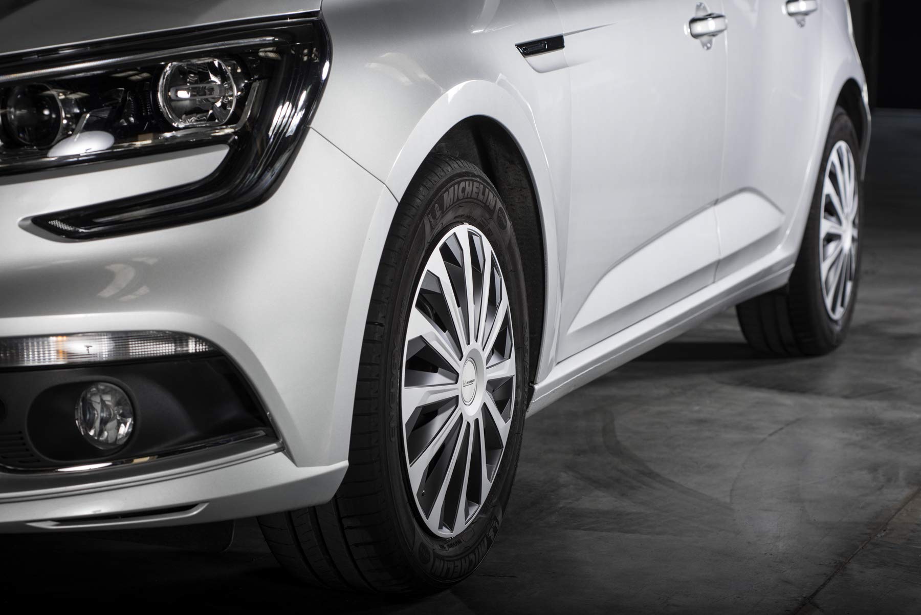 MICHELIN 009131 15-Inch Car Wheel Trims - Premium Hub Caps for Alloy Wheels | Perfect for Sedans, SUVs & Trucks | Enhance Vehicle Appearance & Protection