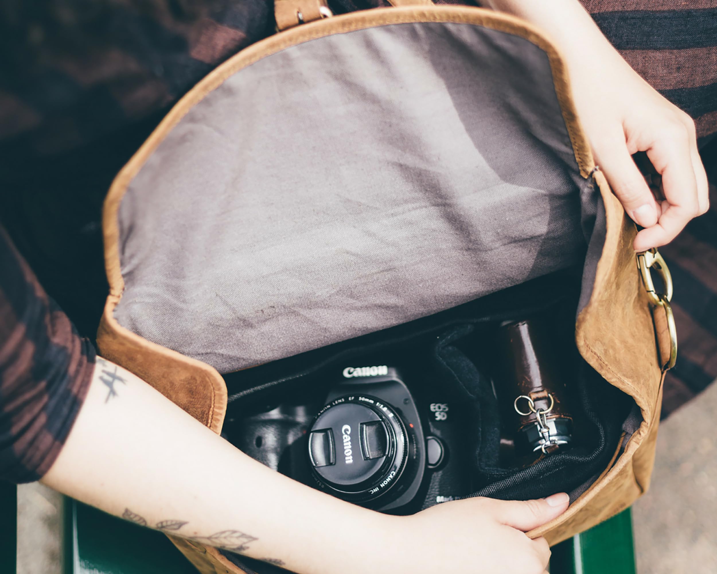 Premium Handmade Top Grain Cowhide Leather Messenger Camera Bag - Personalized Unisex DSLR/Mirrorless/Instant Camera Case - Durable Travel & Everyday Photography Accessory for Professionals & Hobbyists