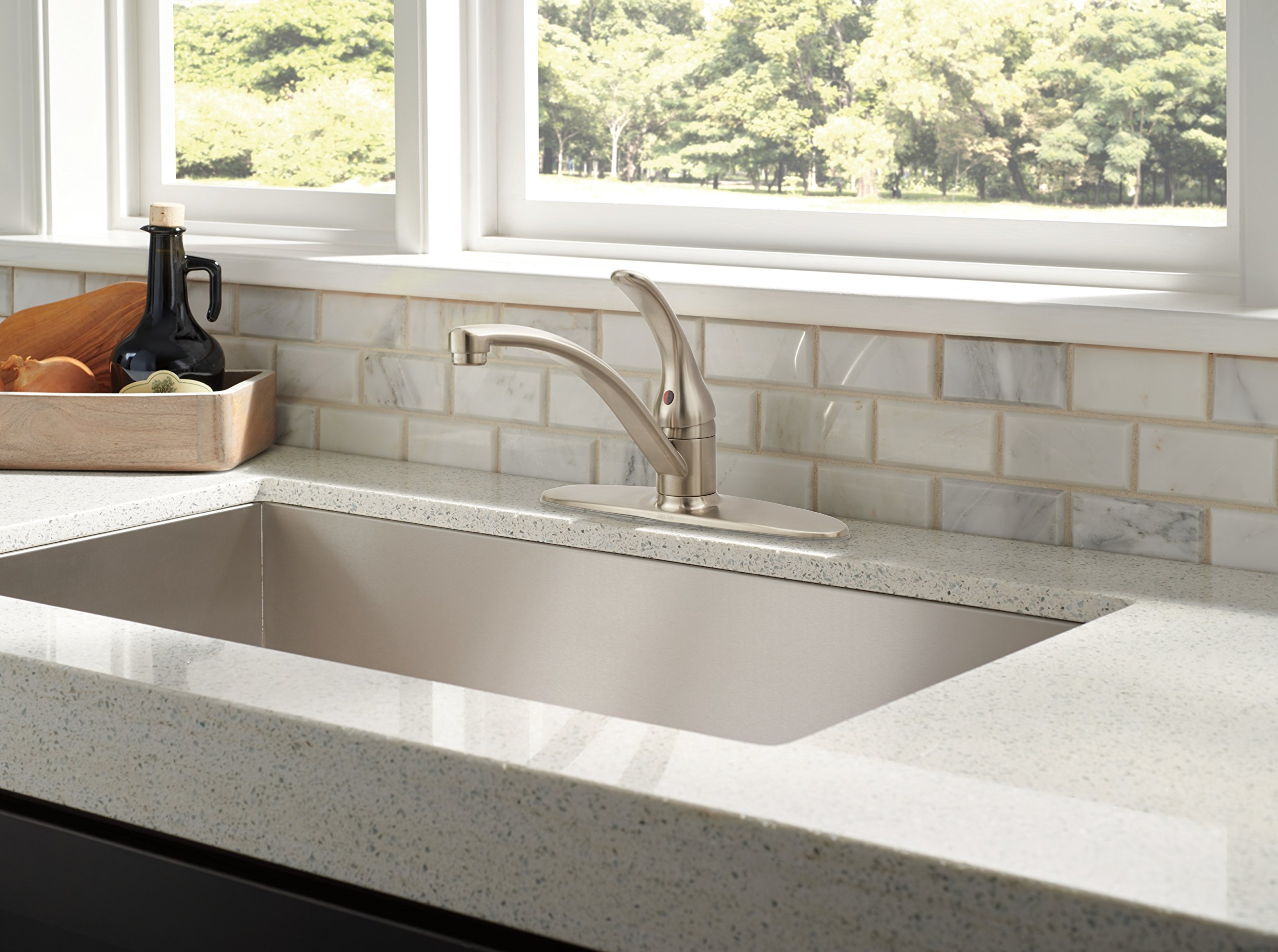 DELTA B1310LF-SS Stainless Steel Kitchen Faucet with Pull-Down Sprayer - Modern Design for Easy Dishwashing and Food Prep in Home Kitchens
