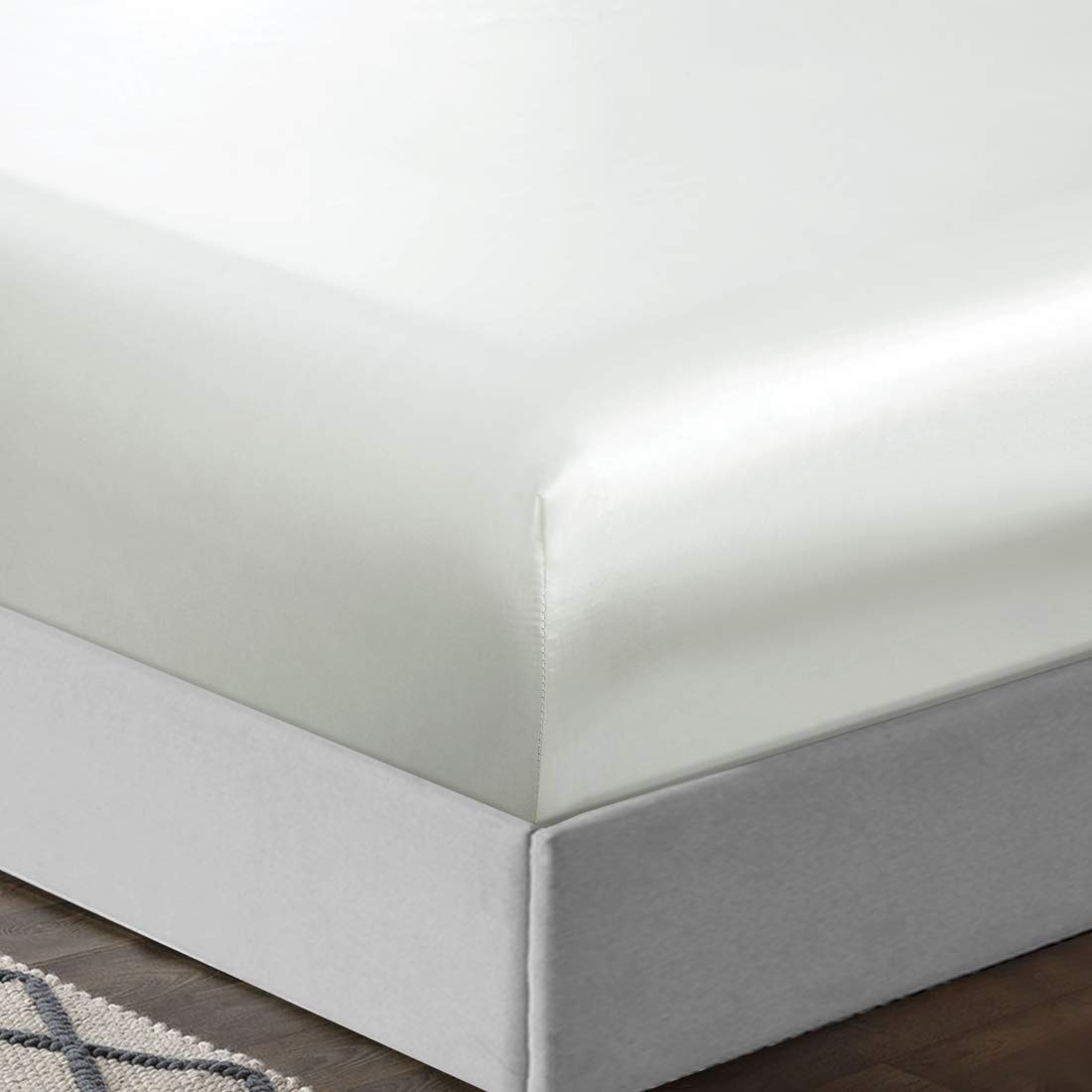 Luxury 4-Piece Satin Sheet Set - Twin Size Silky Smooth Ivory White Bedding with Deep Pocket (Fitted Sheet, Flat Sheet & 2 Pillowcases) - Perfect for Cozy Nights, Guest Rooms & Dorm Essentials