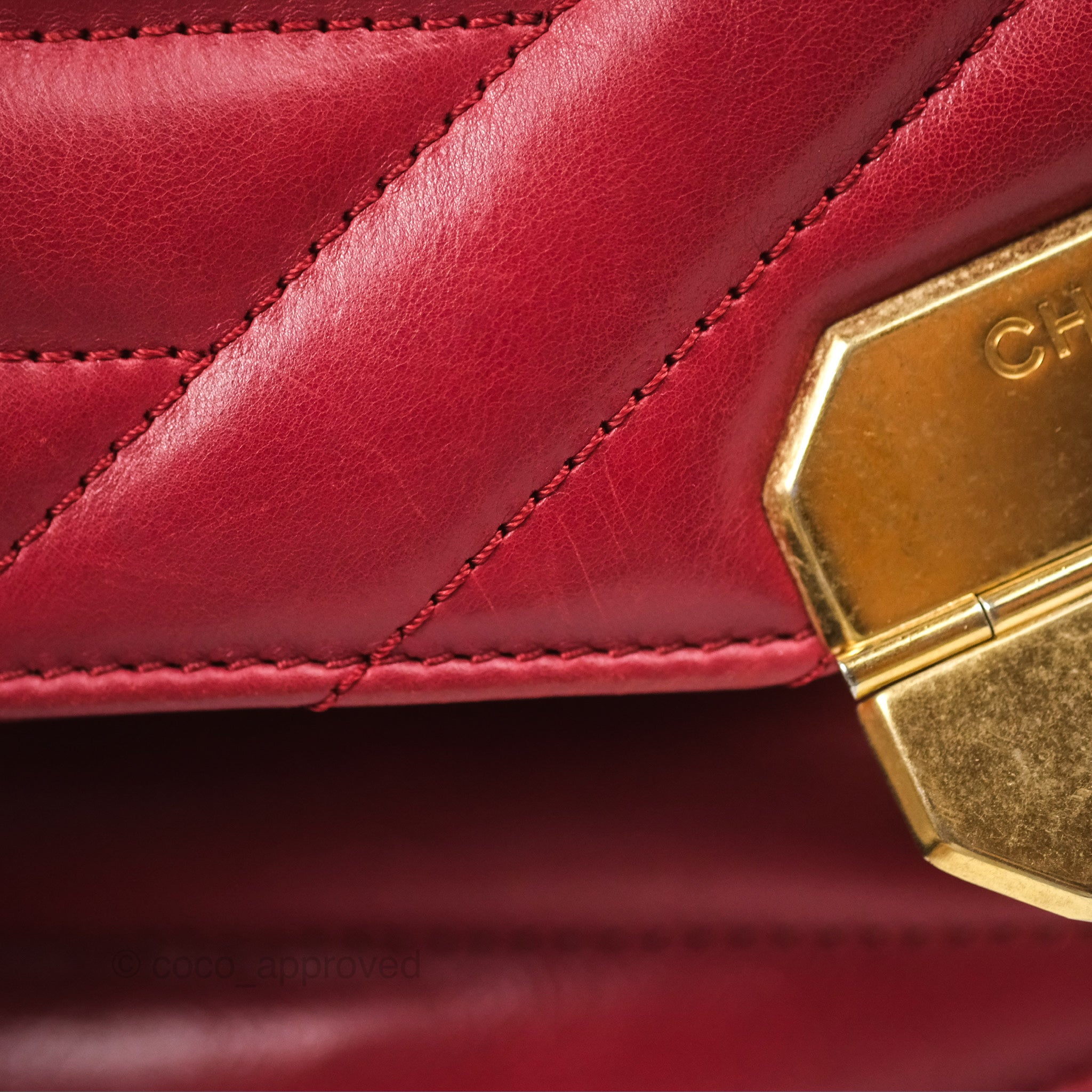 Chanel Chevron Shoulder Bag in Red Calfskin Leather with Aged Gold Hardware - Luxury Crossbody Purse for Women, Perfect for Parties, Date Nights & Special Occasions