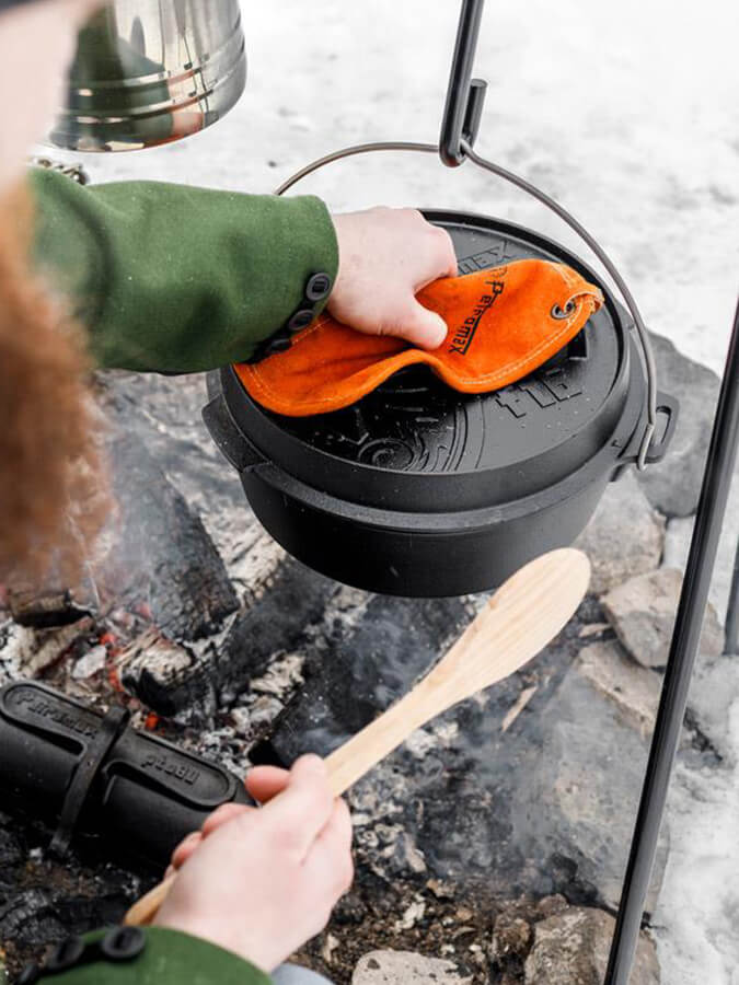 Petromax Dutch Oven Cast Iron Cookware - 6 Quart Enameled Camping & Outdoor Cooking Pot for Baking, Stewing & Braising - Perfect for Campfires, Backpacking & Home Kitchen Use