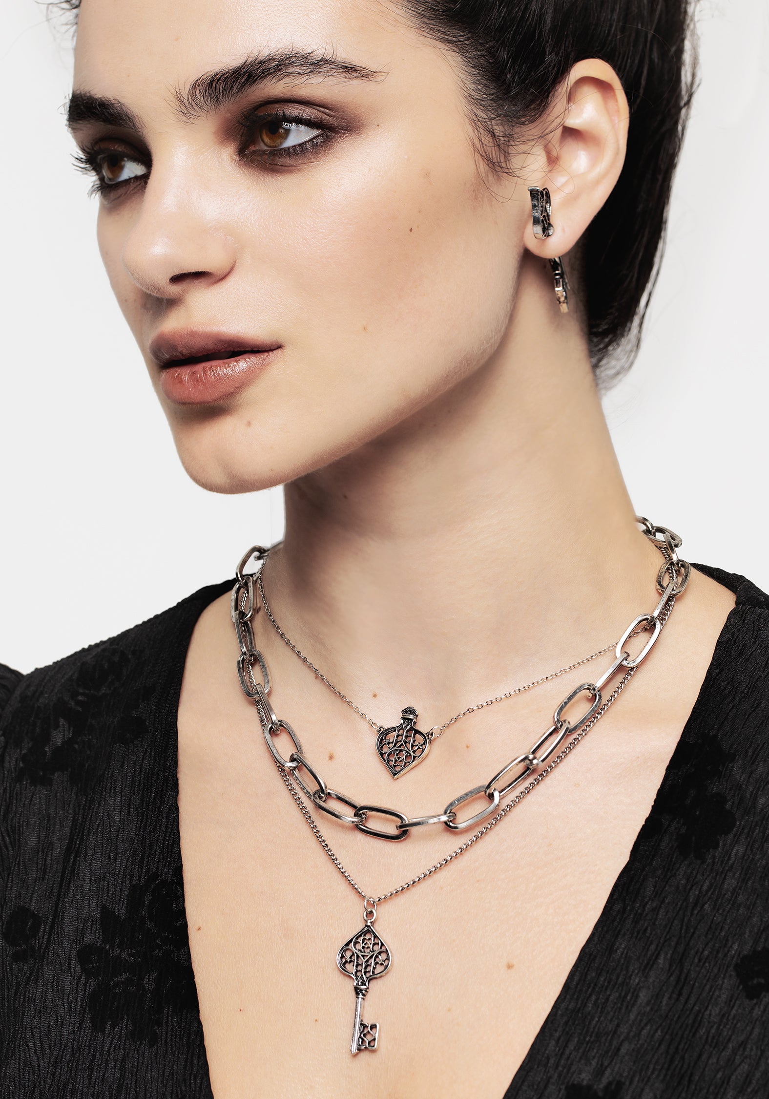 Gothic Key Layered Necklace for Women - Vintage Claustrum Pendant Jewelry - Perfect for Gothic Fashion, Cosplay, and Dark Aesthetic Outfits