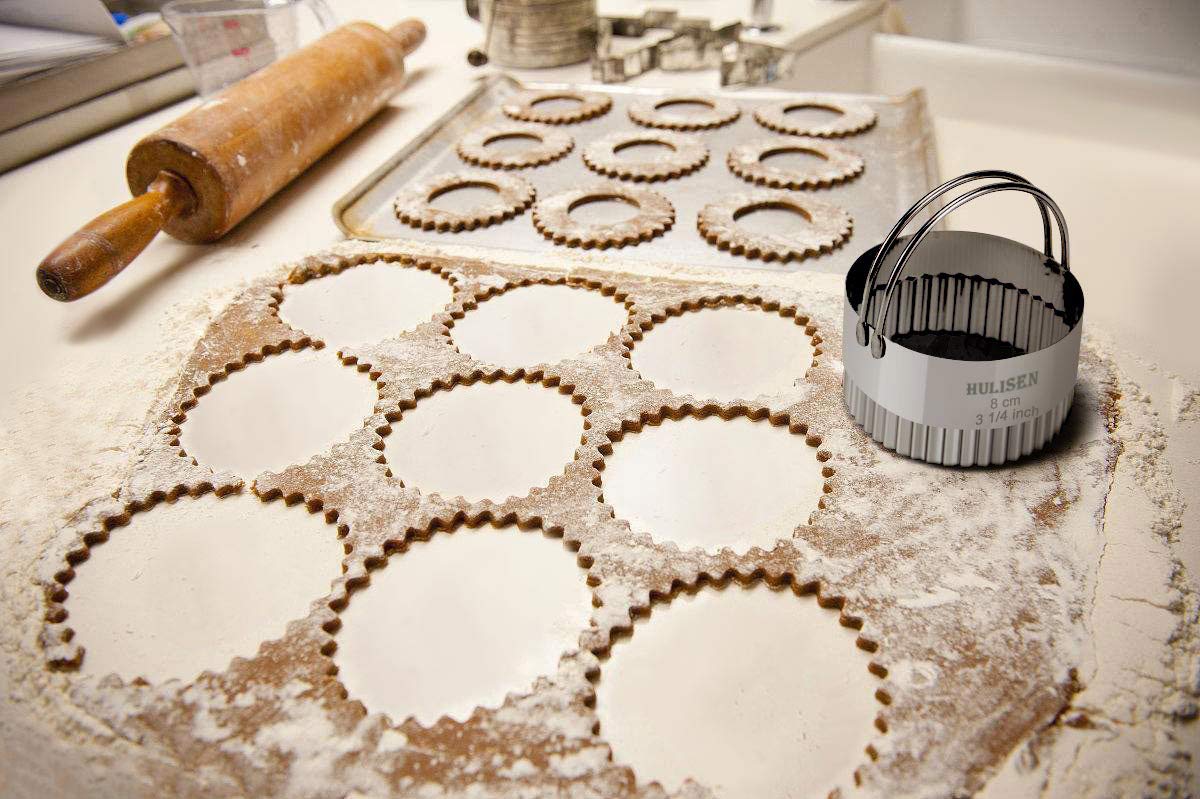 HULISEN 3-Piece Biscuit Cutter Set - Stainless Steel Round Cookie Cutters with Ergonomic Handles for Professional Baking - Perfect for Cookies, Pastries, and DIY Cake Decorating