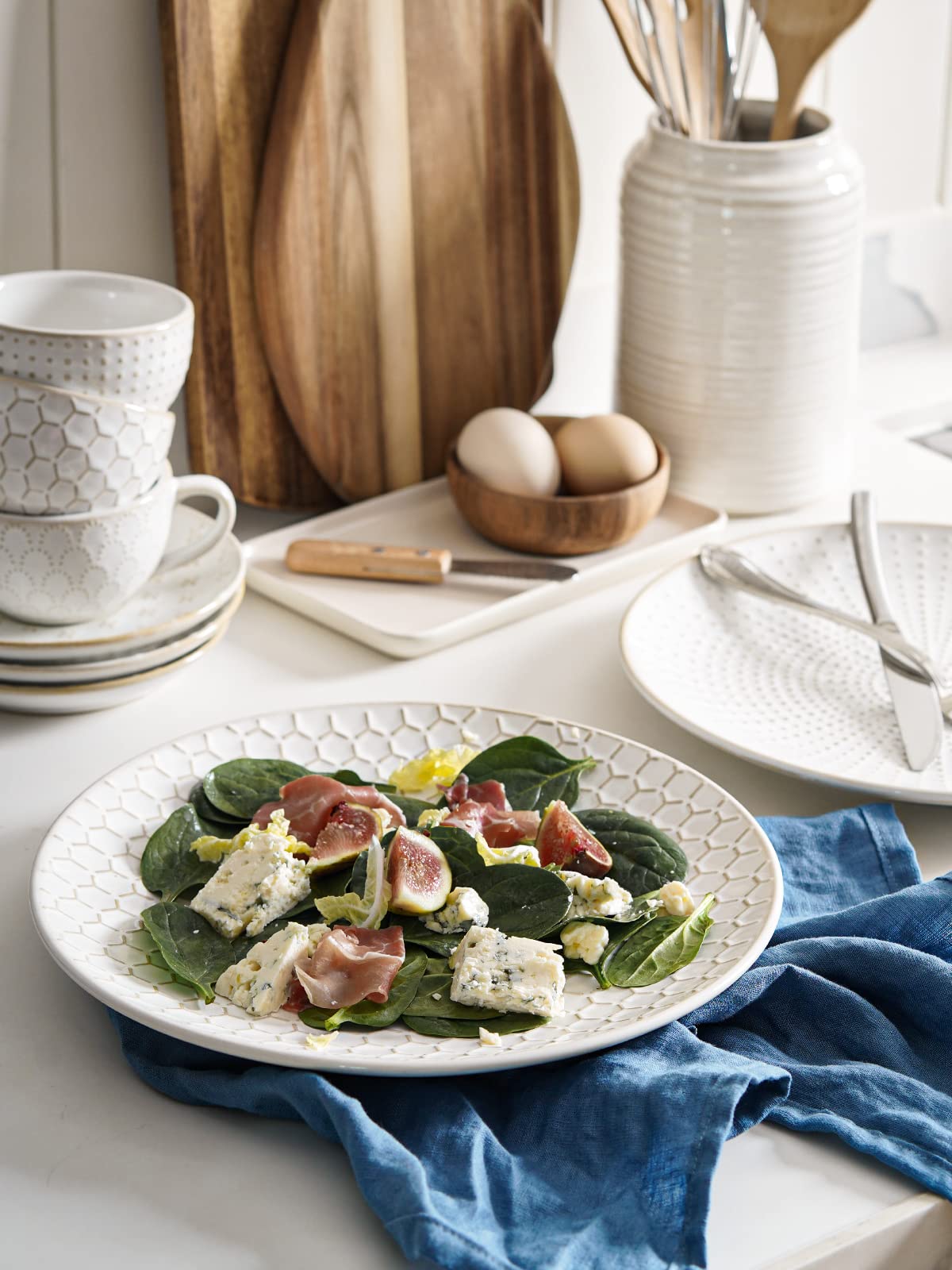 LE TAUCI 10 Inch Ceramic Dinner Plates Set of 4 - Microwave & Dishwasher Safe, Embossed Design - Perfect for Housewarming, Wedding Gifts, Daily Dining & Entertaining - Arctic White