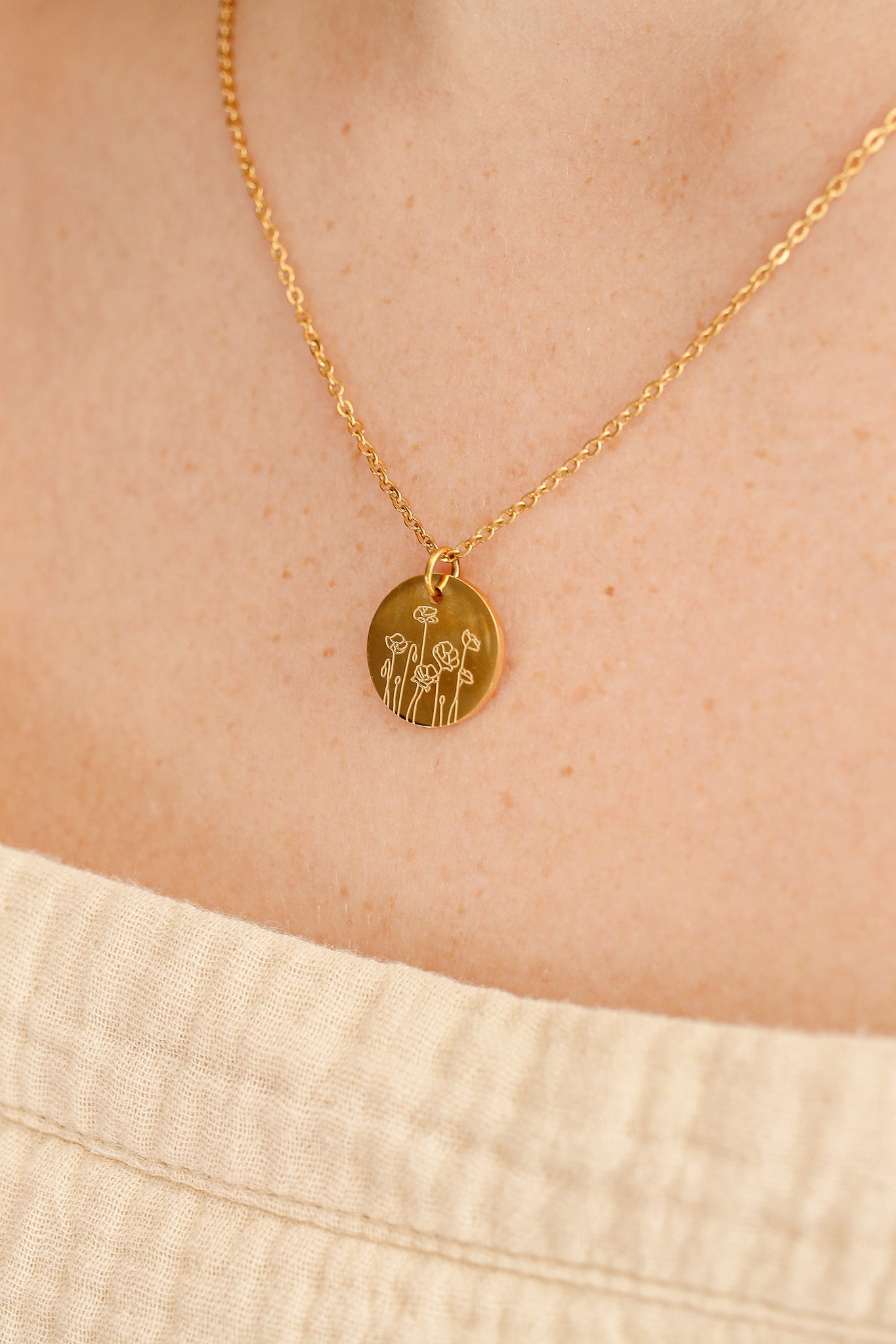 Gold Birth Flower Necklace - Personalized Floral Jewelry Gift for Women - Perfect for Birthdays, Anniversaries & Mother's Day