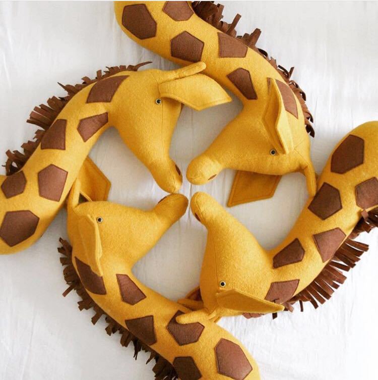 Cute Giraffe Plush Toy Wall Hanging - Soft Animal Nursery Decor for Baby & Kids Room - Perfect for Birthday Gifts, Baby Showers and Children's Bedroom Decoration