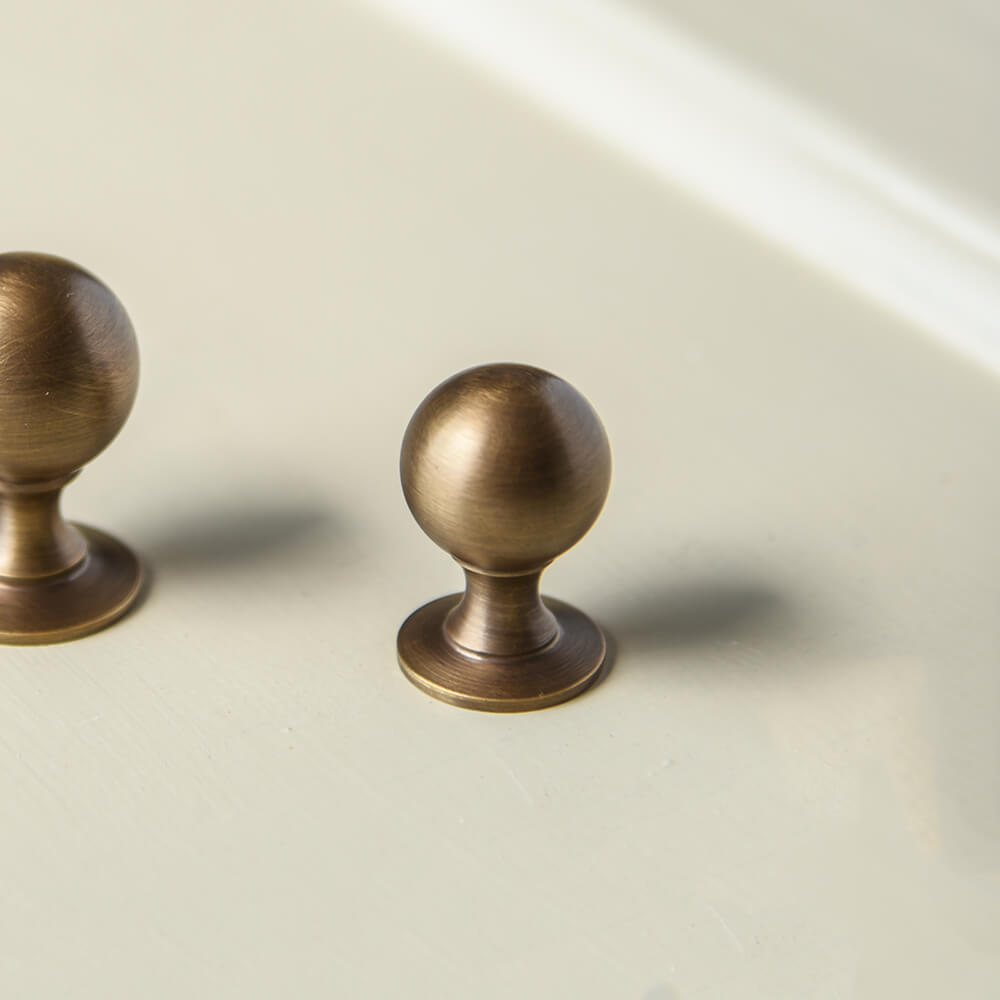 Vintage Antique Brass Penrose Cabinet Knob - Classic Drawer Pulls for Kitchen, Bathroom & Furniture - Elegant Hardware for Home Renovation & DIY Projects