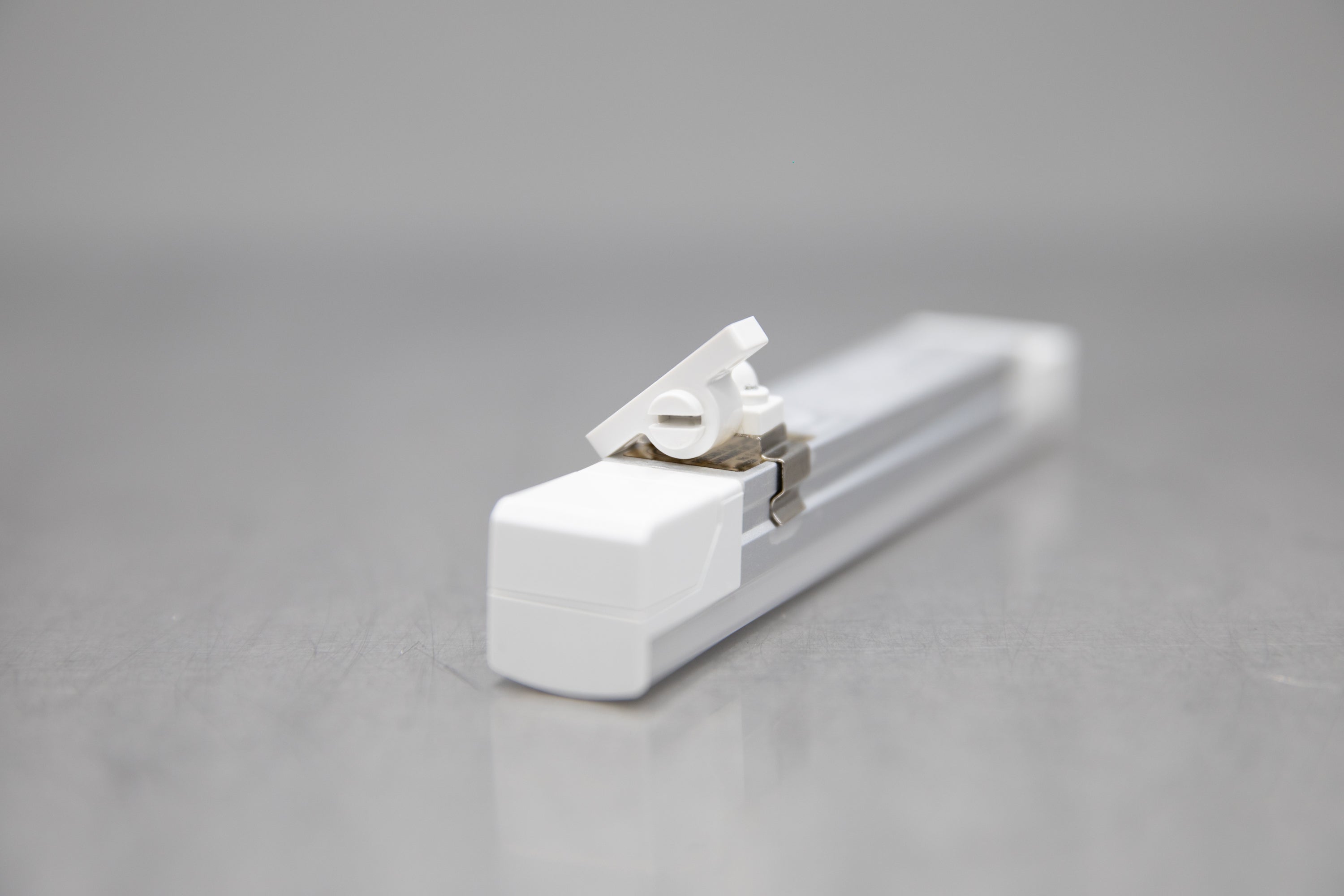 Under Cabinet Light Mounting Clips - Heavy Duty Metal Brackets for LED Strip Lights, Easy Installation, Secure Hold - Perfect for Kitchen, Garage, and Shelf Lighting