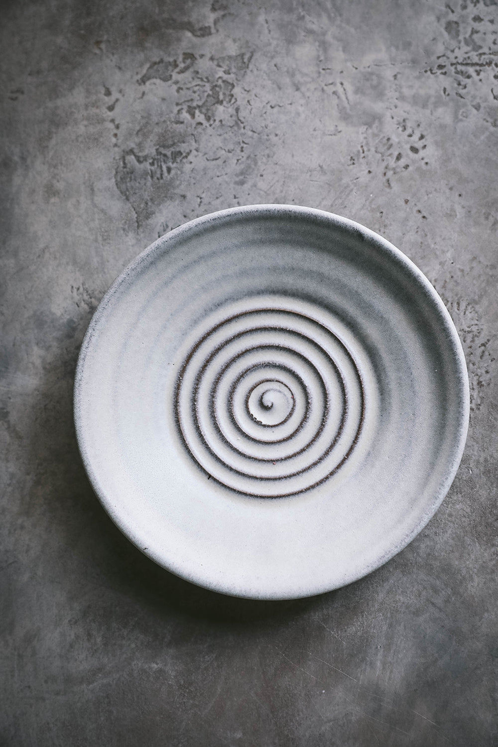 Premium Ceramic Garlic Plate - Durable & Stylish Garlic Keeper for Kitchen - Perfect for Storing Fresh Garlic, Onions & Herbs - Ideal for Home, Restaurant & Culinary Use