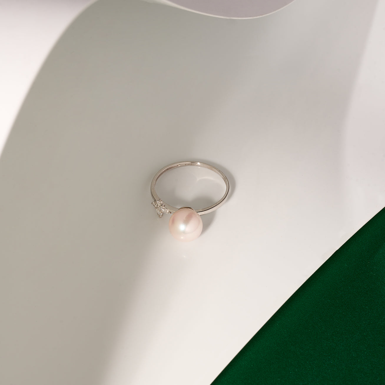 18K Solid Gold Diamond Akoya Hanadama Pearl Ring for Women - KR00115 | Elegant Bridal Jewelry, Anniversary Gift, Wedding Band, Luxury Pearl Engagement Ring