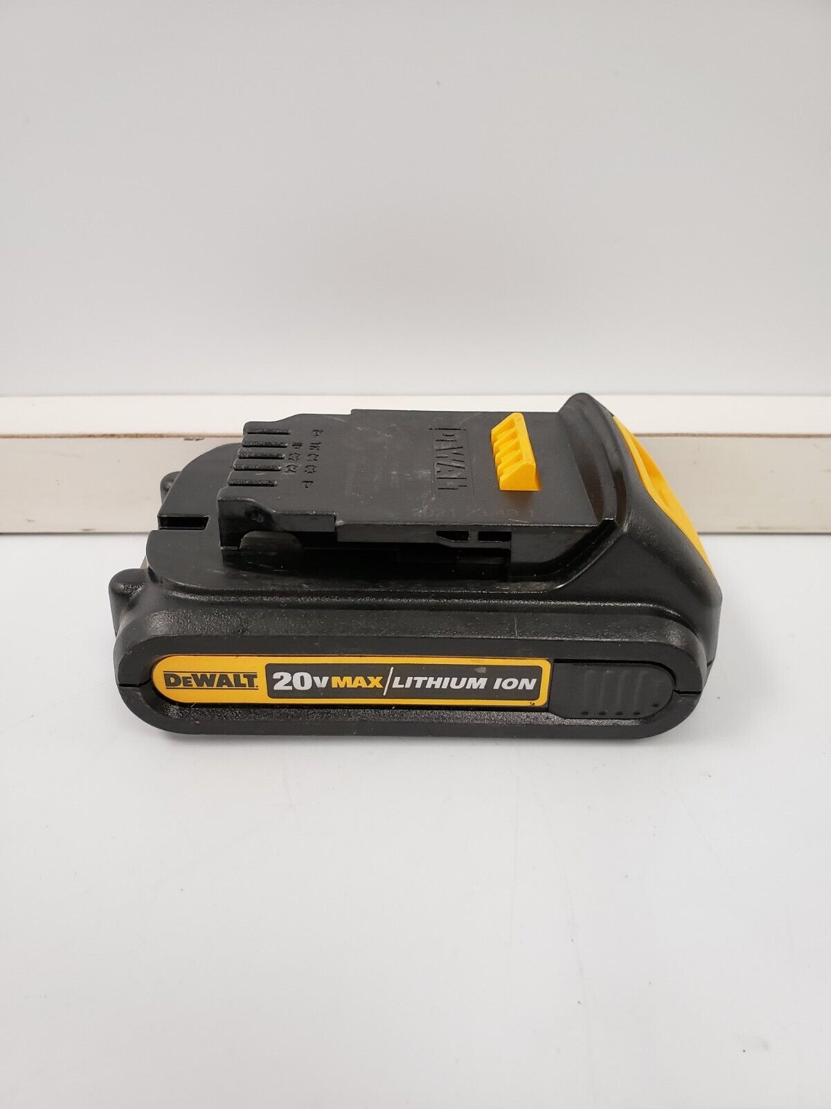 DEWALT DCB207 20V MAX Lithium-Ion Battery Pack - Compatible with DEWALT 20V Tools - Power Drills, Saws, Flashlights & More - Ideal for Construction, DIY Projects & Home Improvement
