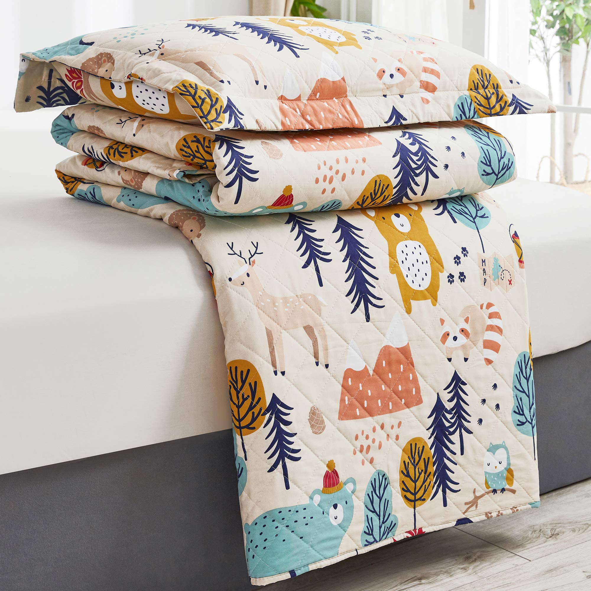 **Cartoon Bear Print Reversible Queen Quilt Set - Lightweight Bedspread Coverlet for Kids, Boys & Girls - Forest Animal Theme Bedding Collection - Perfect for Nursery, Bedroom & Home Decor**