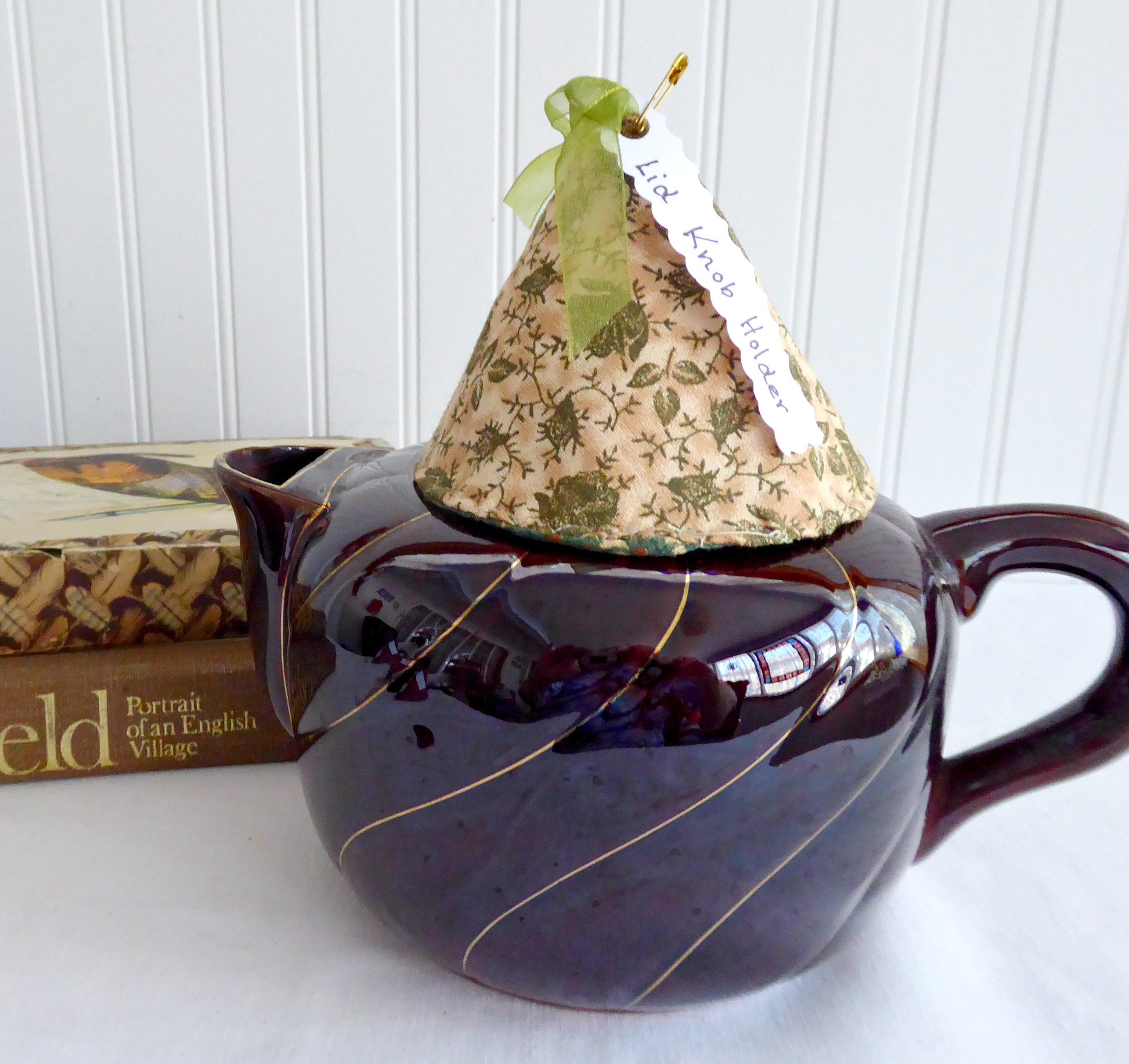 Tan Olive Green Knob Teapot Lid Holder with Padded Chintz Lining – Perfect for Tea Ceremonies, Kitchen Decor, and Gift Giving