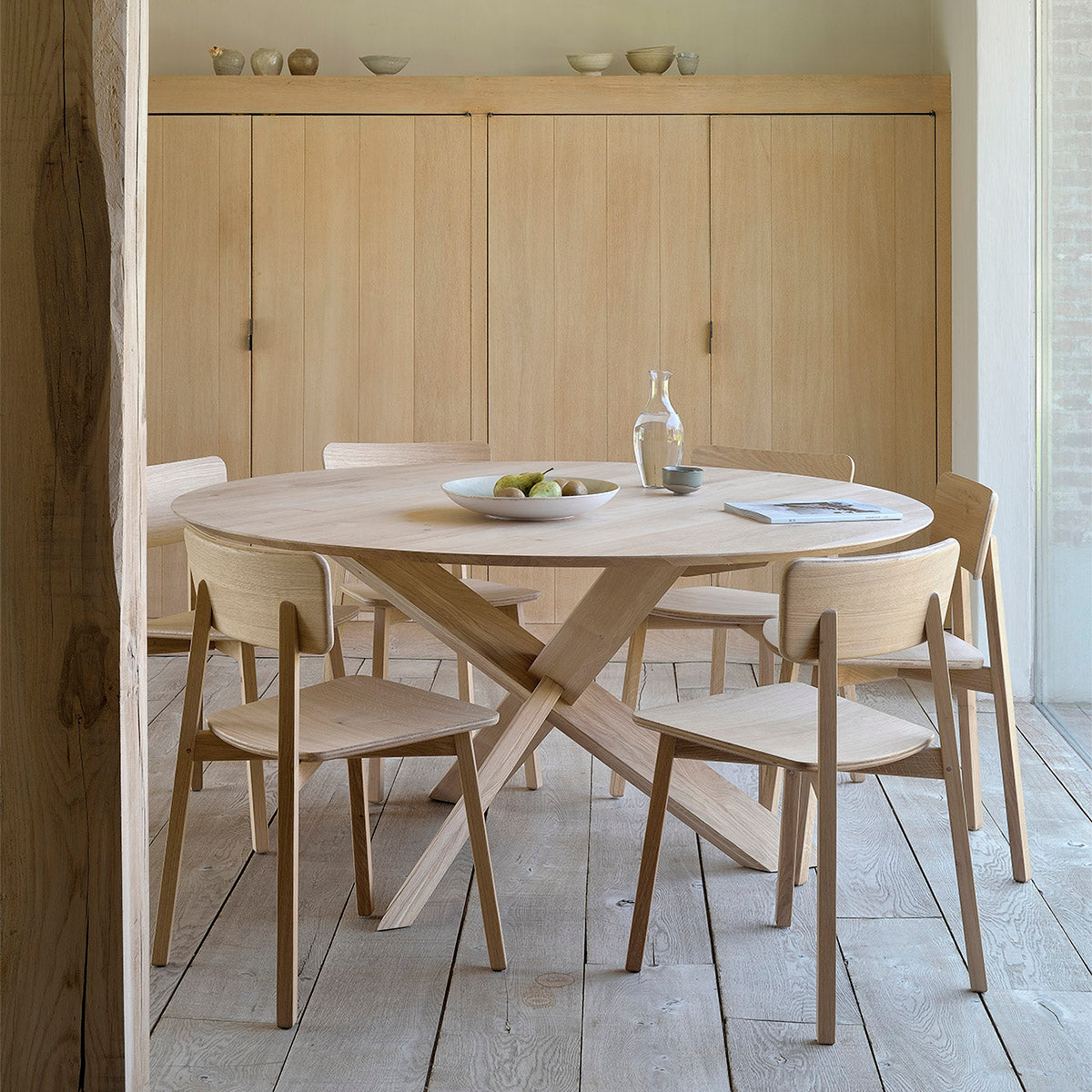 Round Oak Dining Table 54 Inch - Perfect for Small Spaces, Kitchen Nooks & Cozy Family Gatherings