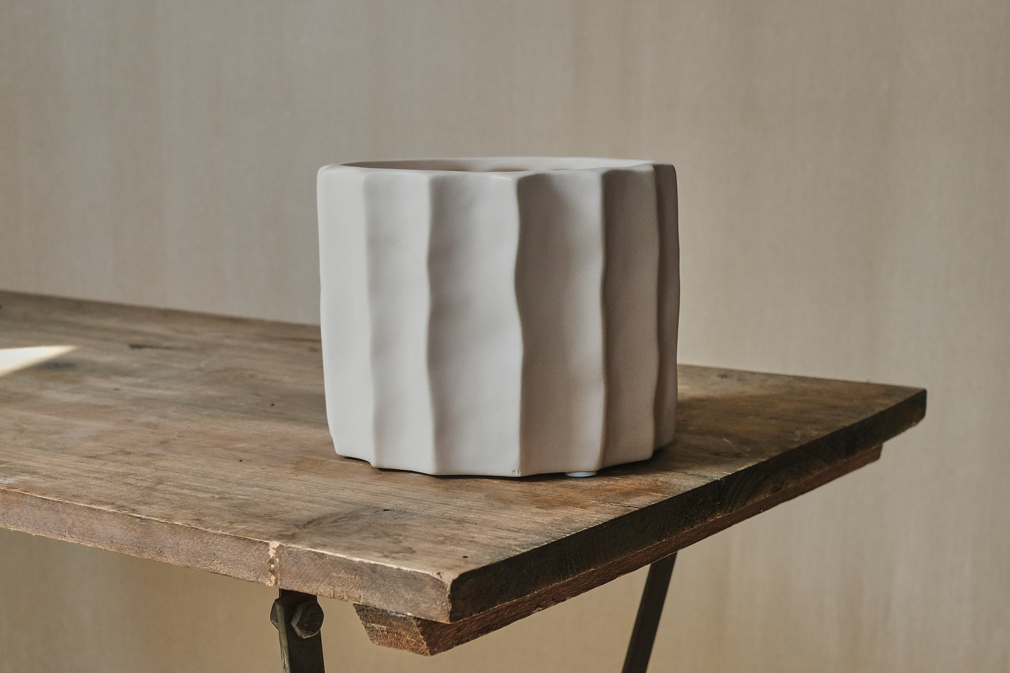White Ribbed Plant Pots - 16cm, 20cm, 22cm Diameter - Perfect for Indoor Herb Garden, Succulent Arrangements & Home Decor