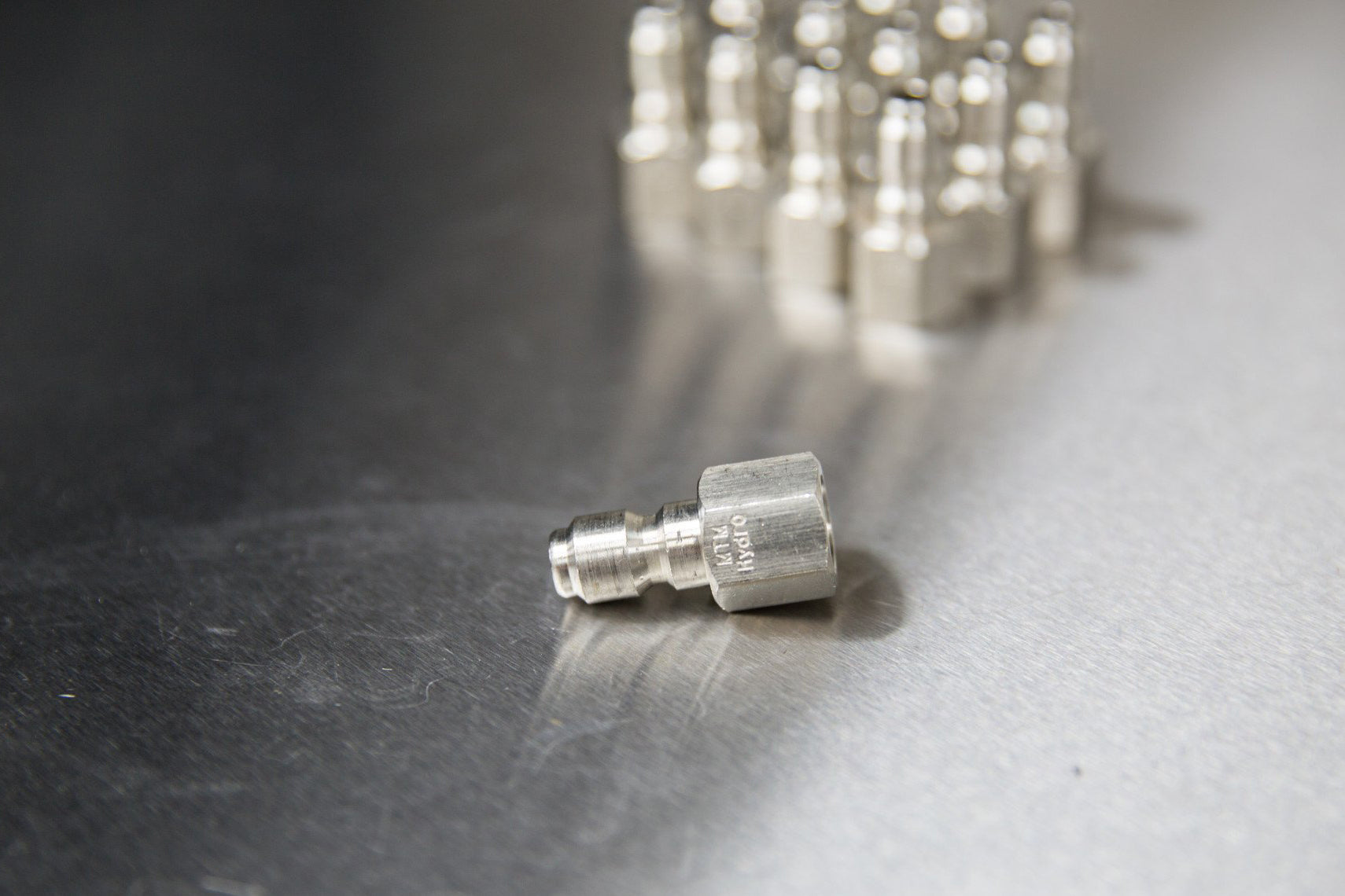 Stainless Steel 1/4 Inch Female Quick Disconnect (QD) Plug - High Pressure Hydraulic Fitting for Air, Water & Oil Applications - Perfect for Industrial, Agricultural & Automotive Use