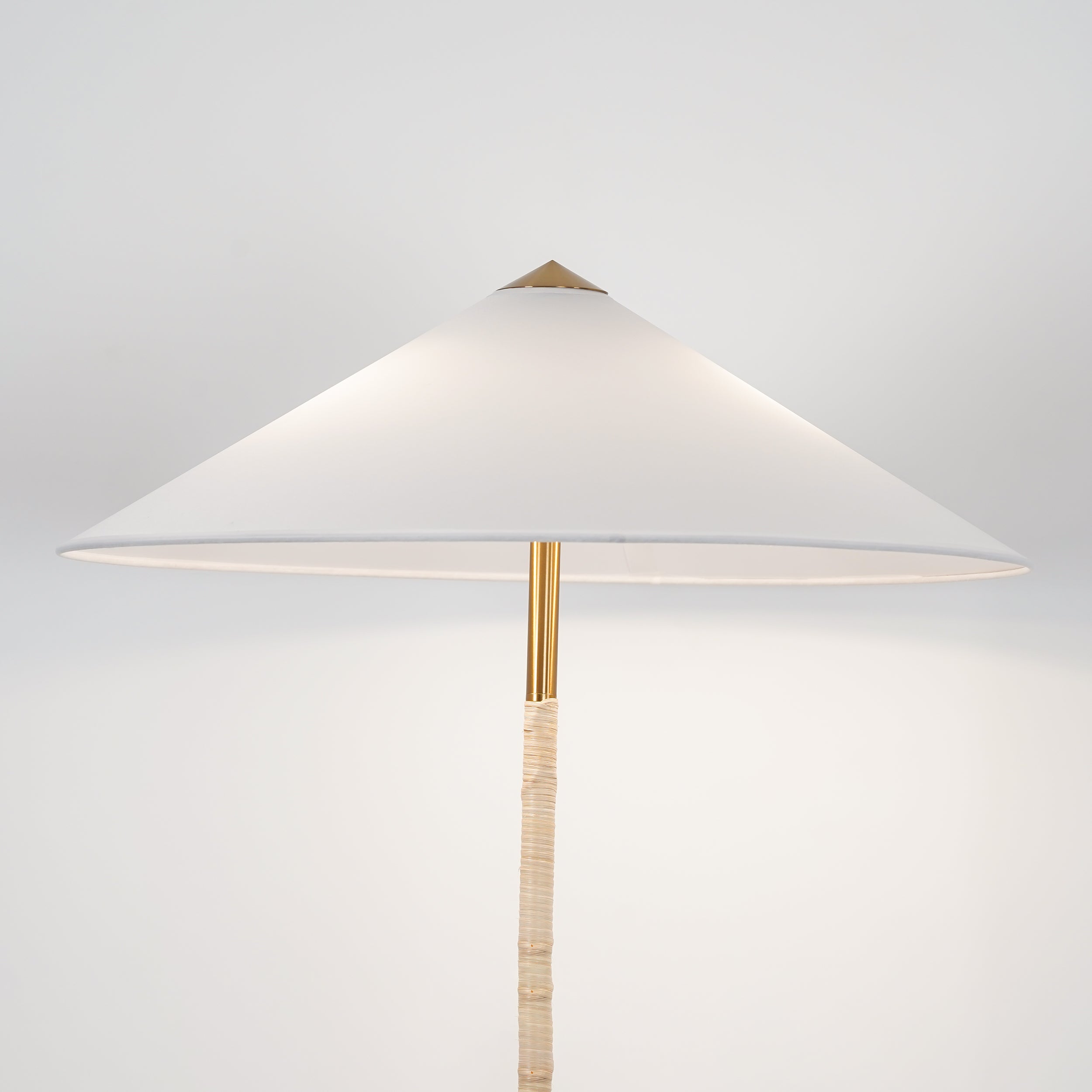 Modern Chinese Hat Floor Lamp - Stylish Rattan Shade for Living Room, Bedroom & Office Decor - Perfect for Cozy Ambiance and Reading Nook Lighting