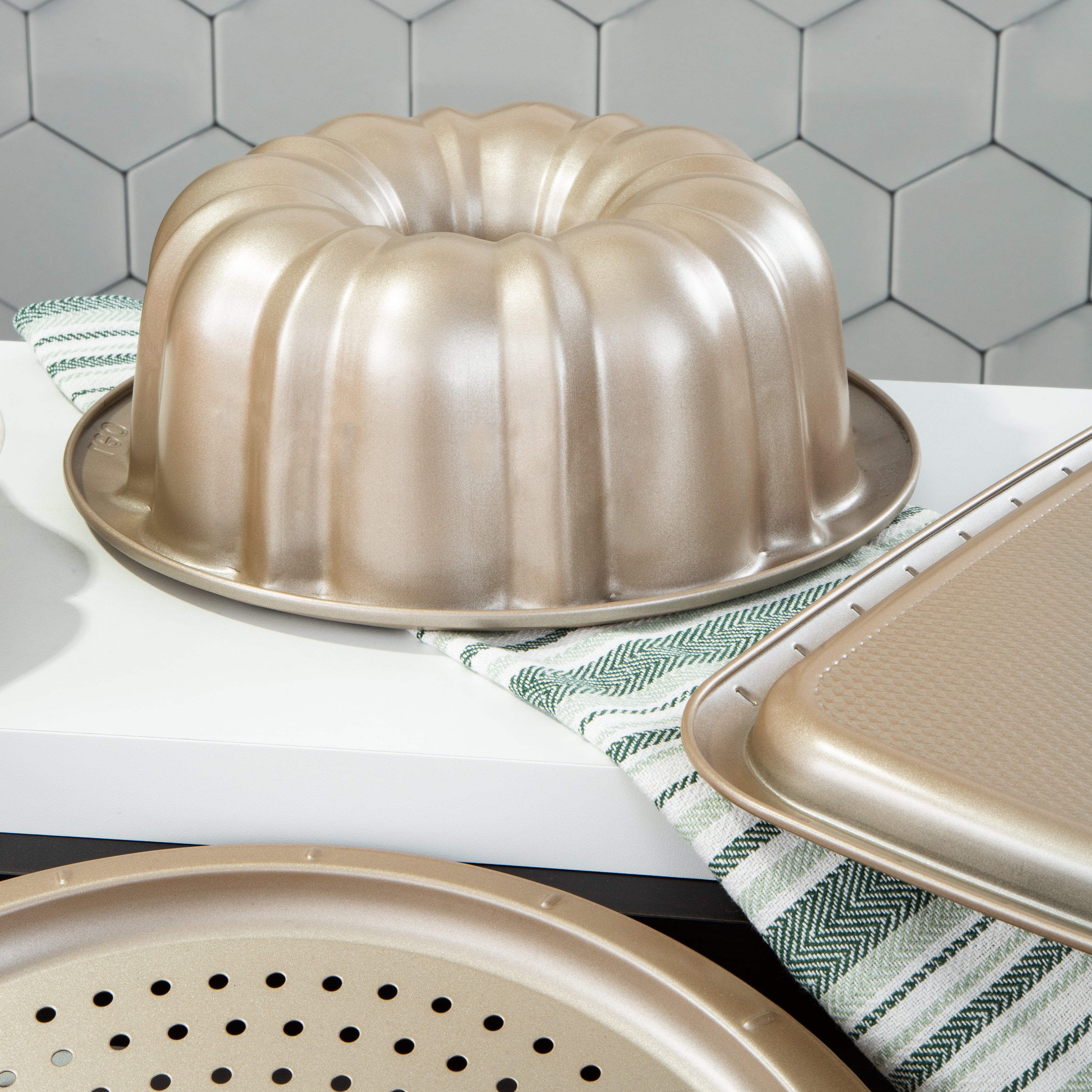 BergHOFF Balance Nonstick Carbon Steel Fluted Cake Pan 10.25 Inch - Perfect for Baking Bundt Cakes, Muffins & Desserts | Durable & Easy Release Coating | Ideal for Home Bakers & Professional Chefs
