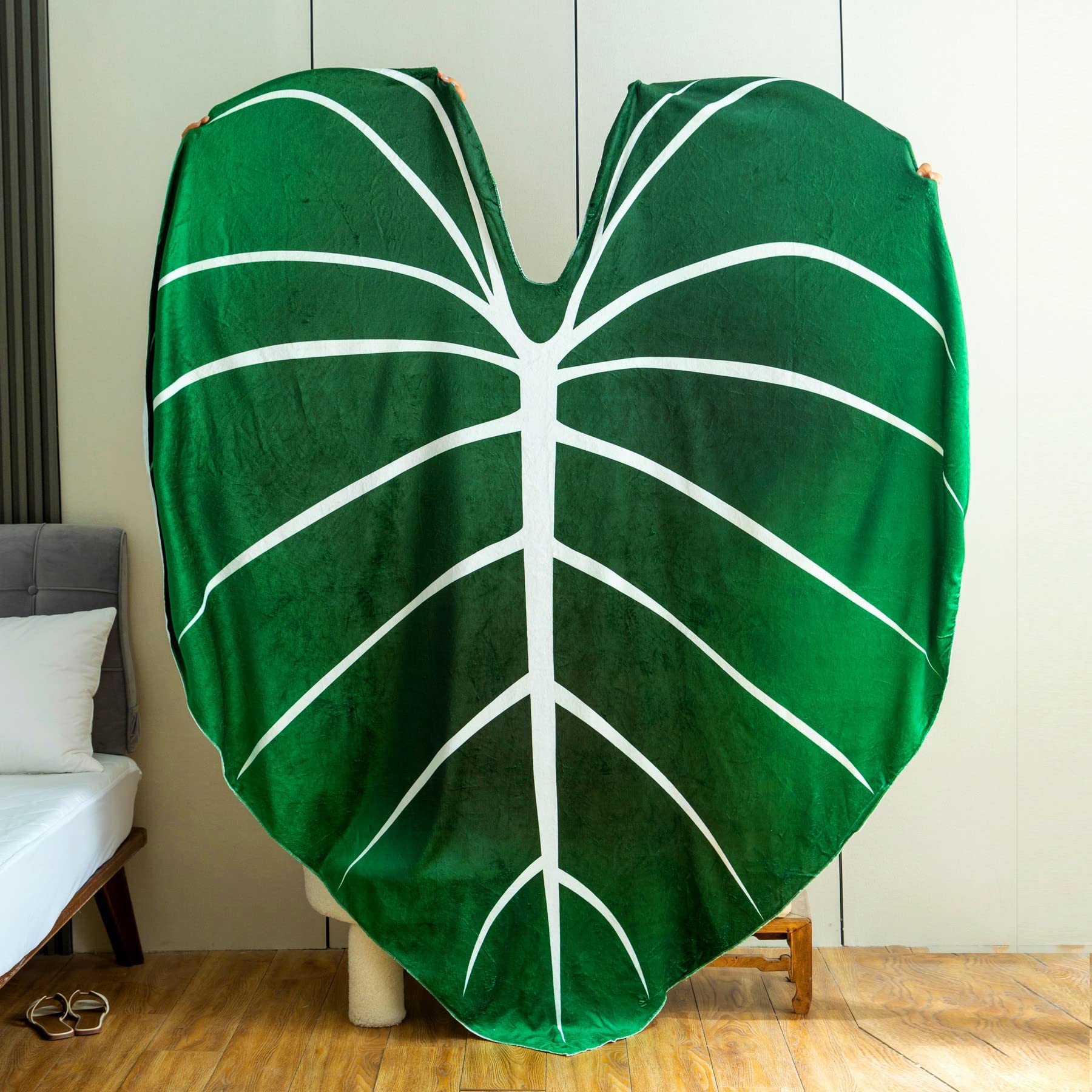 Soft Plush Flannel Leaf Blanket - Green Plant Design Throw for Bed, Couch & Sofa - Cozy Decorative Blanket for Plant Lovers | Perfect for Home Decor, Gift Giving & Relaxation