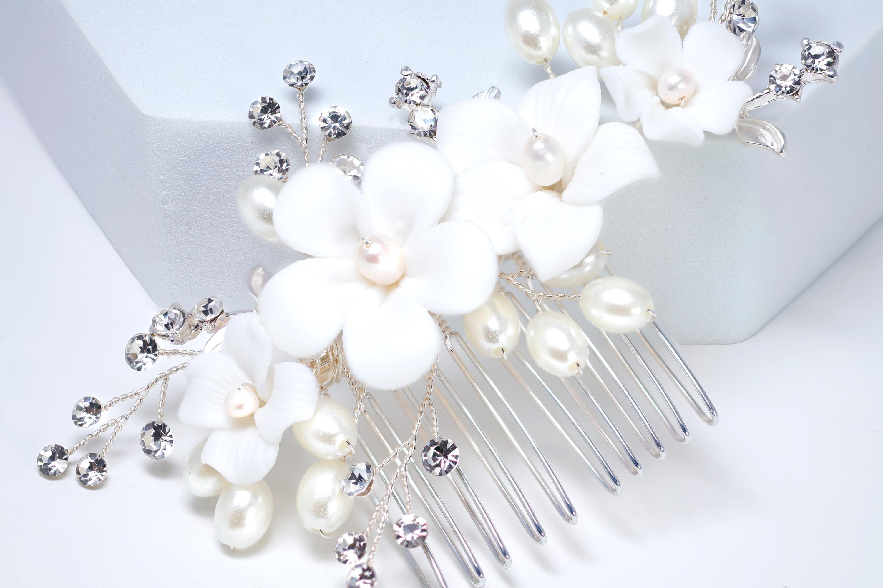 Elegant White Ceramic Flower & Faux Pearl Hair Comb - Ivory Starlight Bridal Hairpiece for Weddings, Prom & Special Occasions