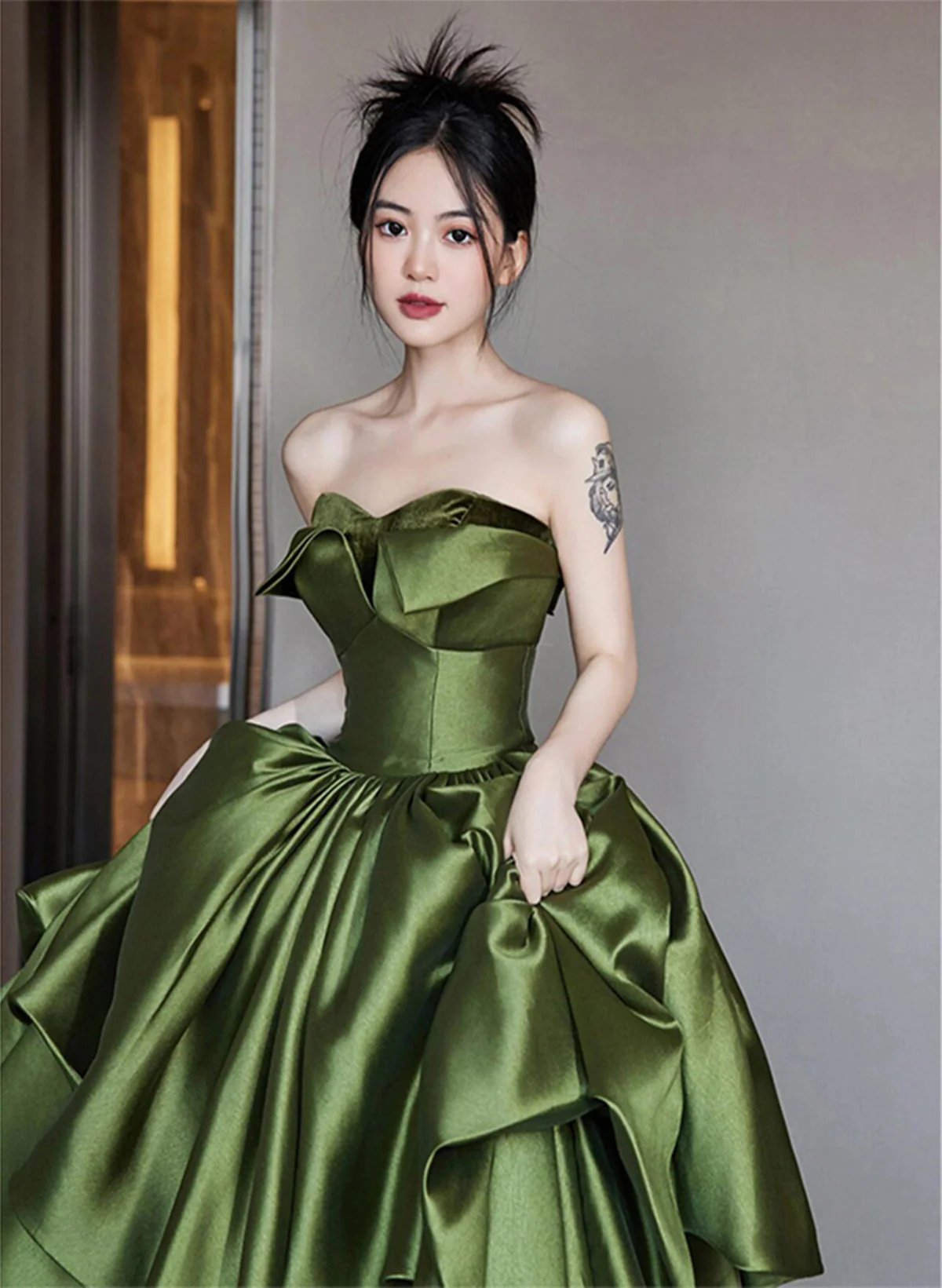 Elegant Green Satin Off-Shoulder Long Formal Prom Dress for Women - Perfect for Homecoming, Evening Gala & Special Occasions