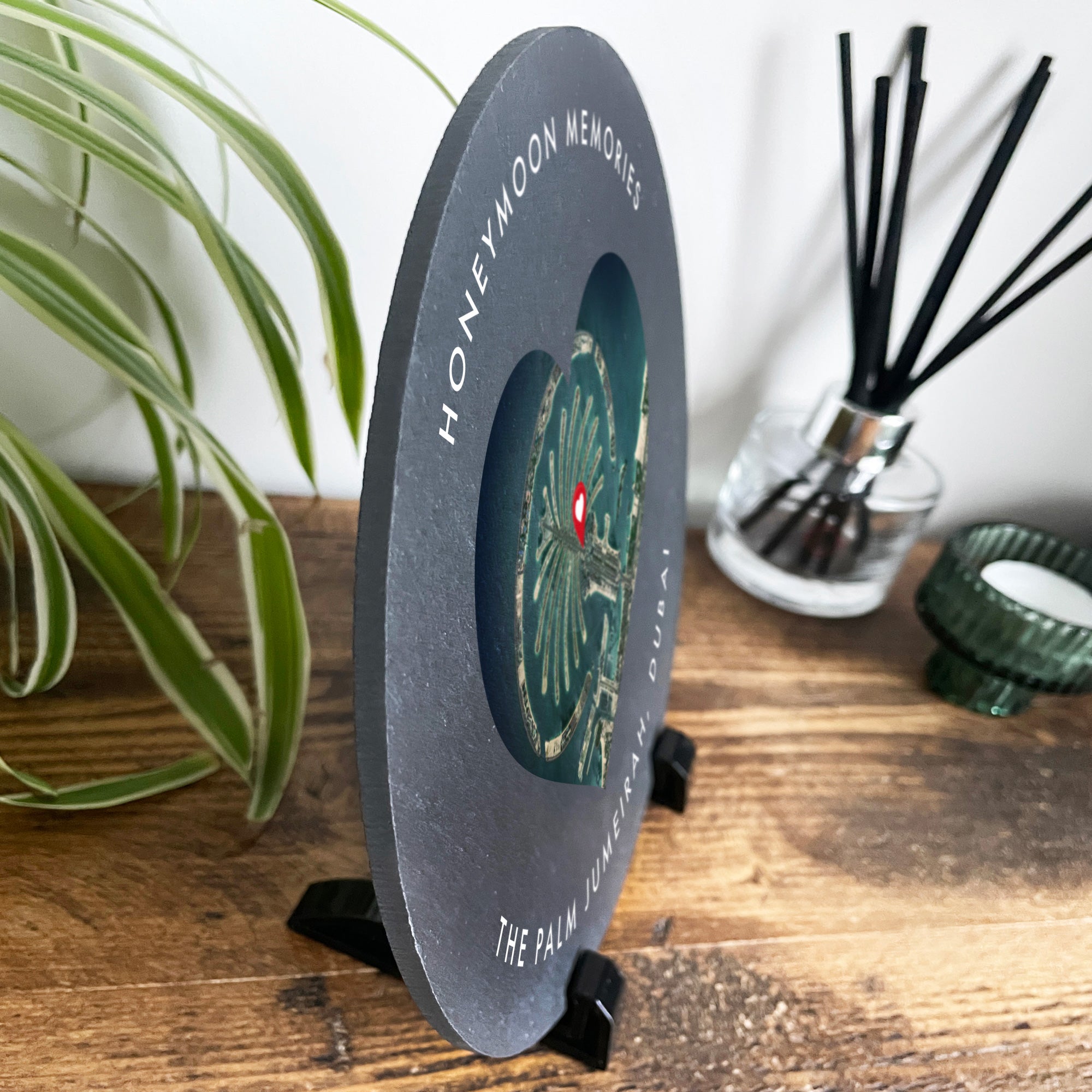 Personalized Heart Map Location Circular Slate Plaque with Stand - 20cm Home Decor Gift for Anniversary, Wedding, Valentine's Day (Perfect for Couples & Long Distance Relationships)