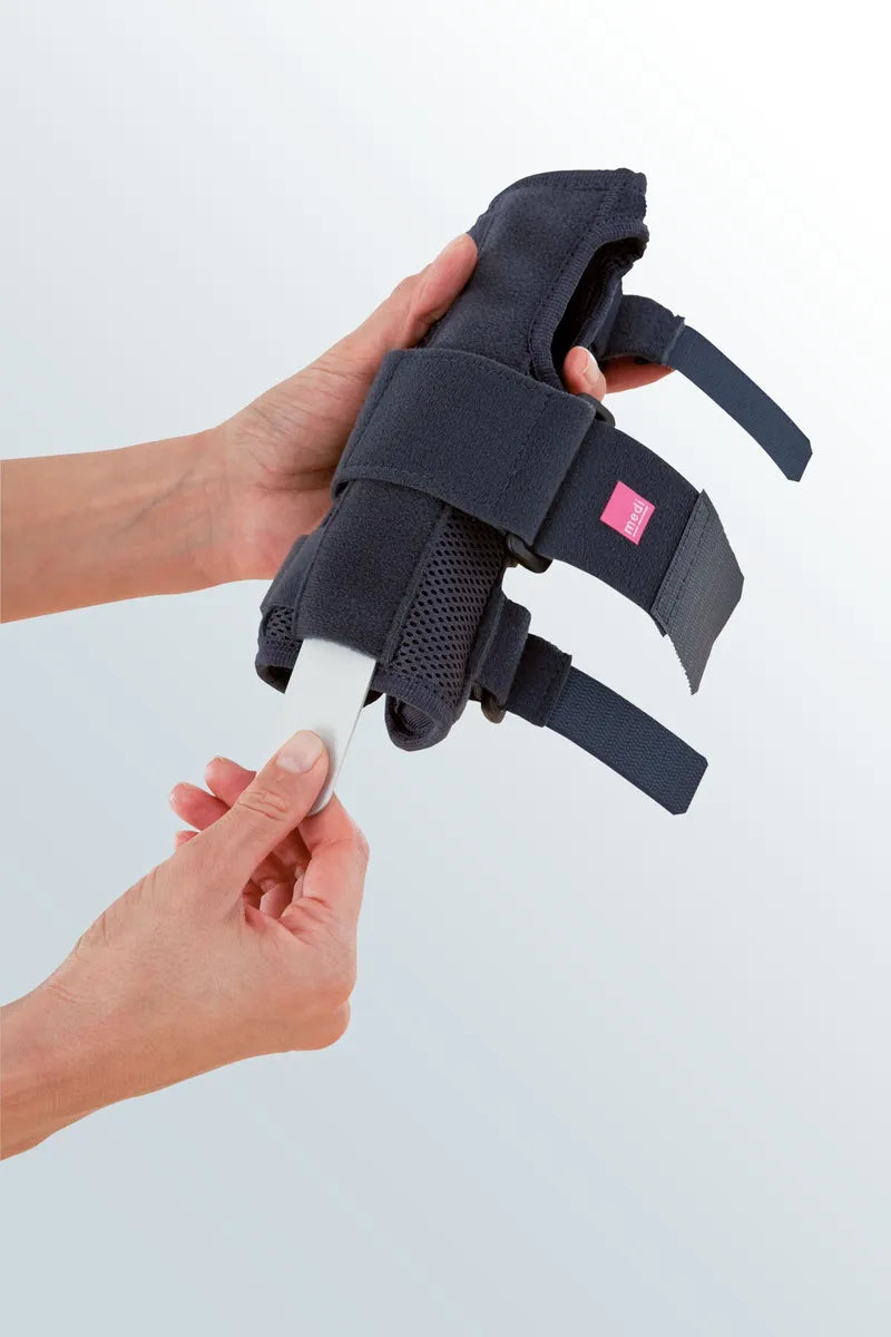 Medi Manumed Wrist Brace Support for Carpal Tunnel, Arthritis & Tendonitis Relief - Adjustable Splint for Pain Relief & Wrist Stability - Perfect for Typing, Gaming & Sports Activities
