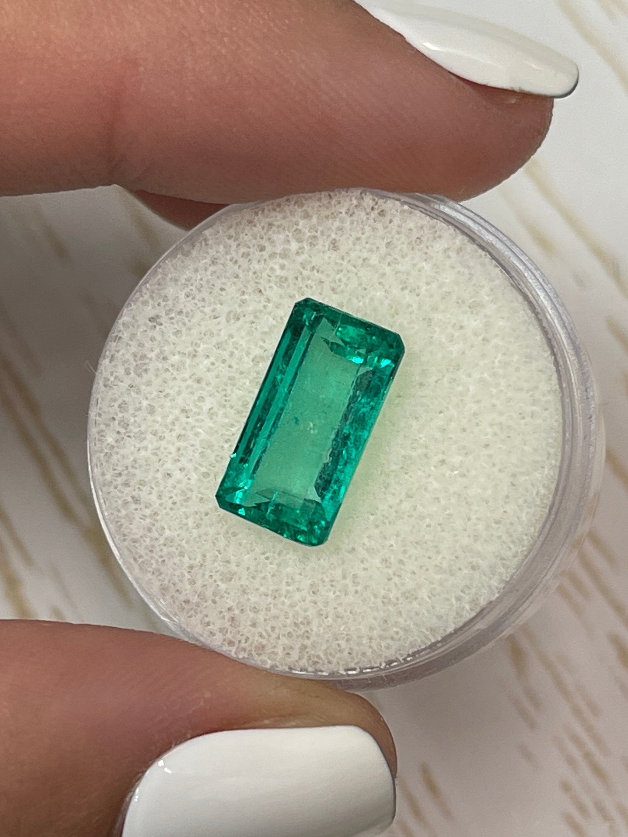 4.26 Carat Vivid Bluish Green Natural Colombian Emerald - 13x7mm Elongated Emerald Cut Loose Gemstone for Jewelry Making & Engagement Rings