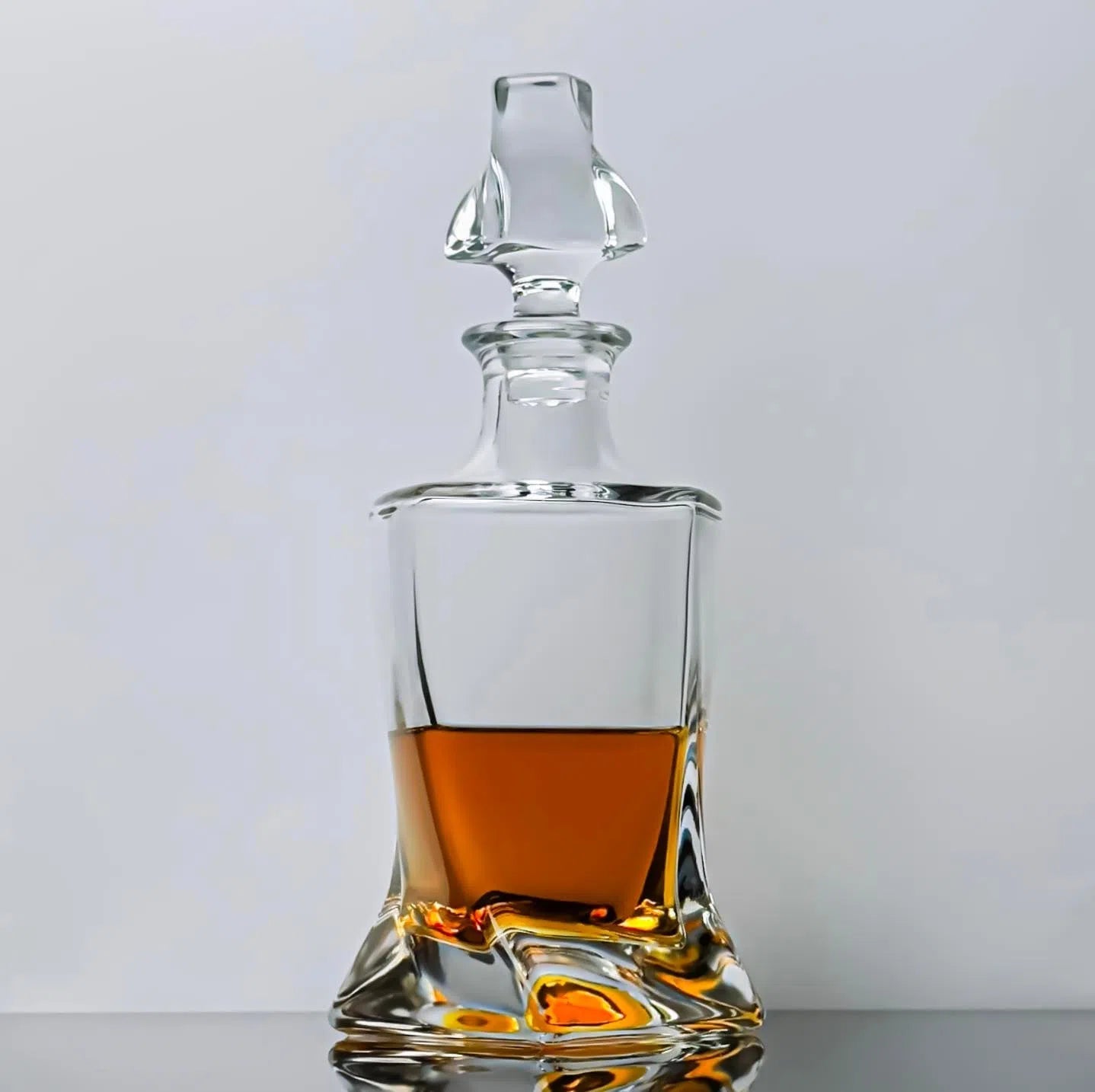 Premium Twisted Whisky Decanter Set with 4 Glasses - Elegant Scotch Bourbon Liquor Pourer & Serving Kit for Home Bar, Dinner Parties & Gifts
