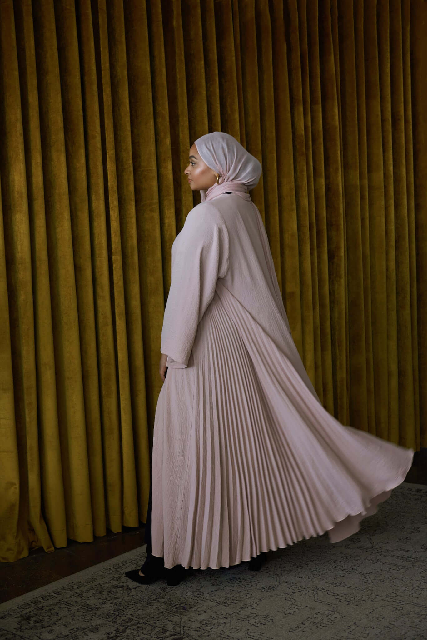 Elegant Rose Pleated Abaya Dress for Women - Modest Islamic Fashion for Prayer, Eid, and Special Occasions