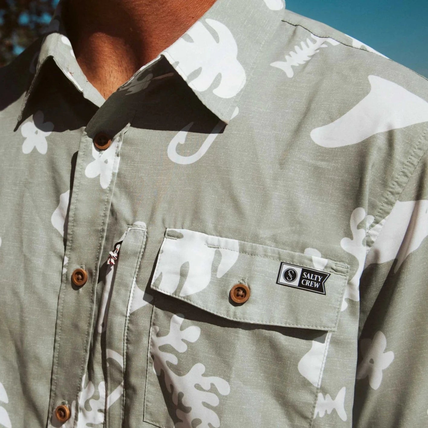 Salty Crew Men's Short Sleeve Tech Woven Shirt - Lightweight & Breathable Summer Casual Shirt for Outdoor Activities, Beach & Travel