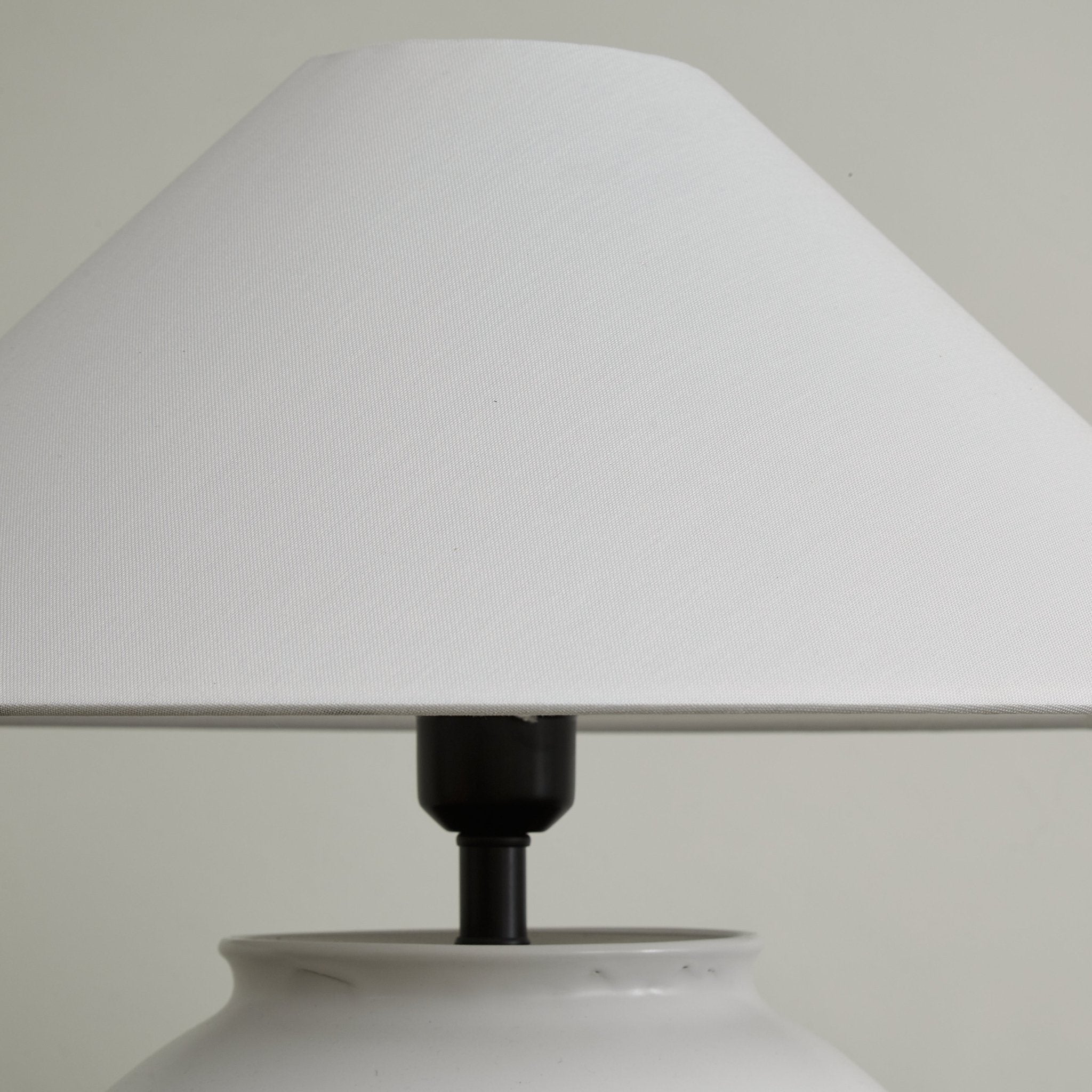 Modern Luma Ceramic Table Lamp - Elegant Home Decor for Bedroom, Living Room & Office - Soft Ambient Lighting for Relaxation & Reading