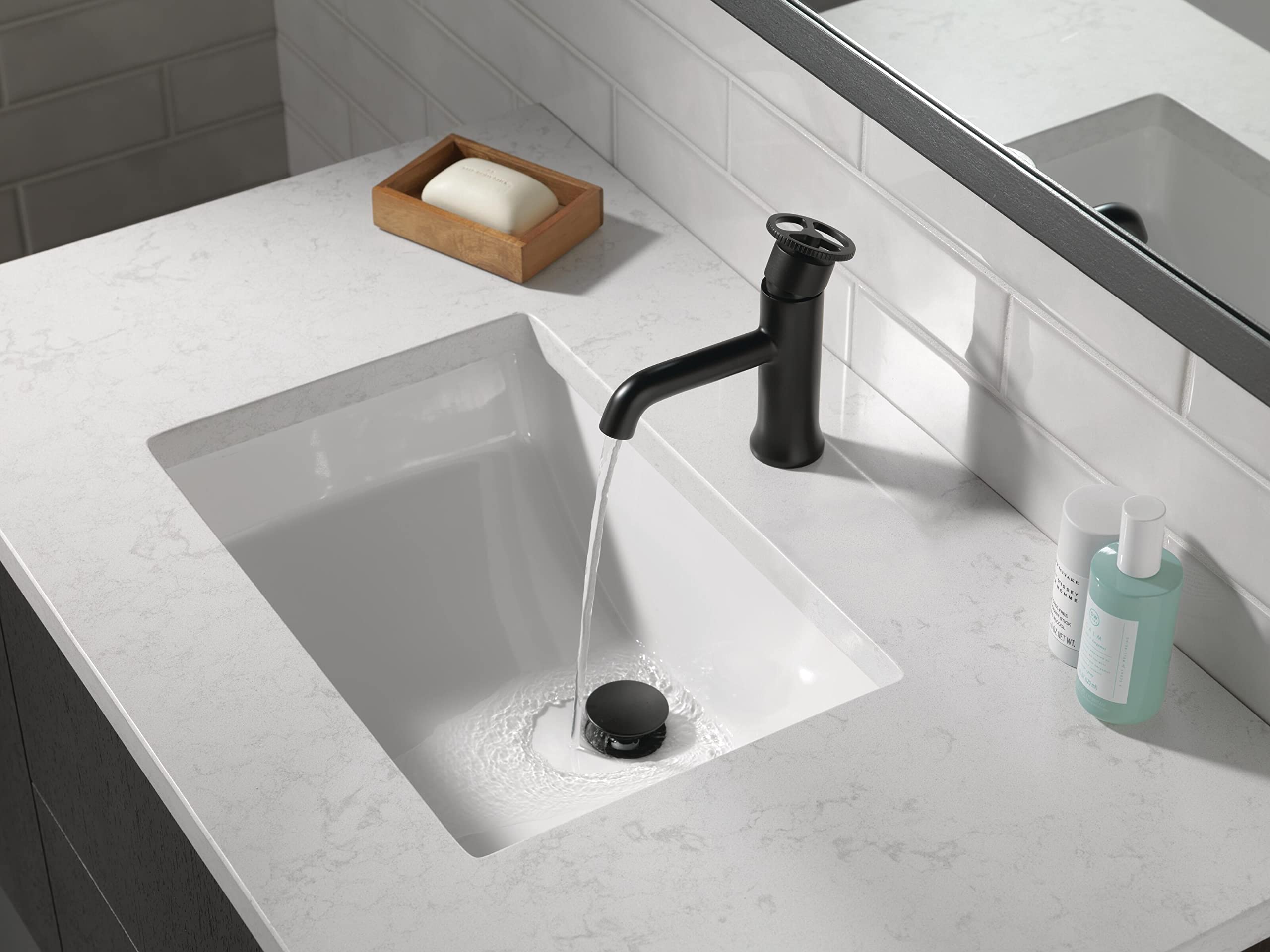 Delta Trinsic Matte Black Single Hole Bathroom Faucet with Diamond Seal Technology - Modern Single Handle Bathroom Sink Faucet with Drain Assembly - Perfect for Contemporary Bathrooms & Powder Rooms