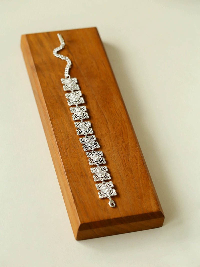 Stylish Niche Design Lace Four Leaf Clover Hollow Bracelet - Perfect for Women's Fashion, Gift Giving & Special Occasions