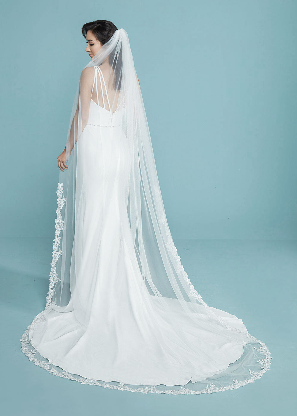 Elegant London Veil Cathedral Wedding Veil with Delicate Lace Trim - Perfect for Bridal Gowns and Formal Weddings