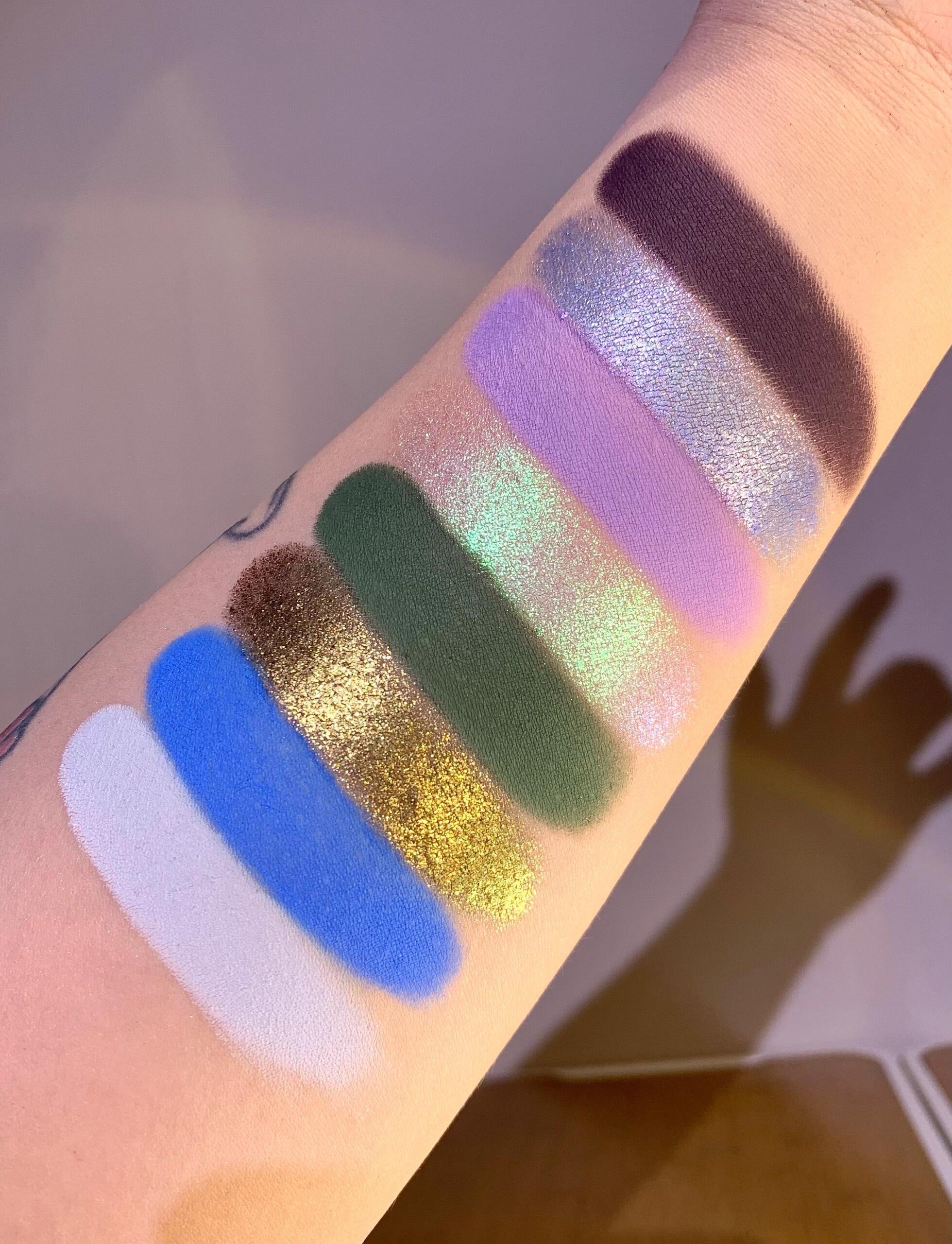 Narimi Back to the 90s Eyeshadow Palette #10 One Eyed Earl - Deep Emerald Green Matte & Shimmer Eyeshadow for Vintage Makeup Looks | Perfect for 90s Retro Party, Cosplay & Night Out