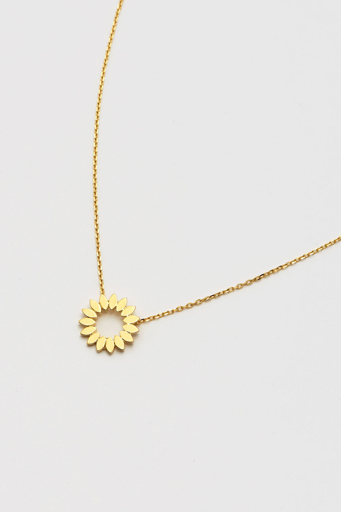 Elegant Modern Flower Necklace for Women - Gold Plated Floral Pendant Jewelry - Perfect for Weddings, Parties & Everyday Wear