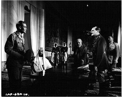 Original Vintage Photo of Peter O'Toole & Alec Guinness in Lawrence of Arabia - Rare Movie Memorabilia & Collectible Press Photo for Film Buffs, Classic Cinema Enthusiasts - Perfect for Home Theater Decor, Movie Themed Gifts & Hollywood Memorabilia Collections
