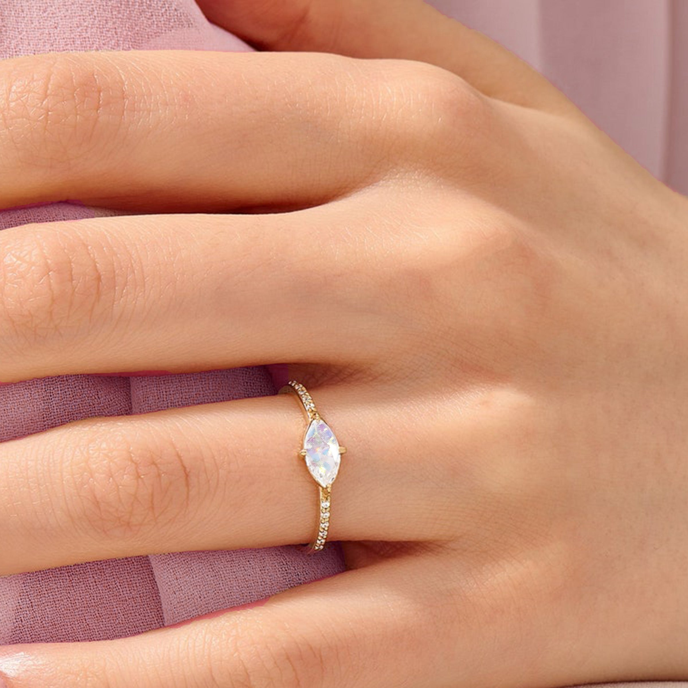 Golden Memorial Ashes Ring for Loved Ones - Cremation Jewelry for Men & Women - Perfect for Keeping Memories Close - Ideal for Grieving, Memorial Services & Everyday Wear