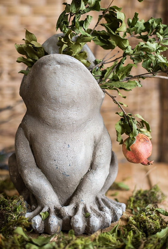 Unique Frog Flower Pot for Garden Decor - Cute Frog Statue, Modern Animal Sculpture for Outdoor Gardens, Creative Villa & Patio Decorating Ideas - Perfect for Backyard, Lawn & Landscape Design