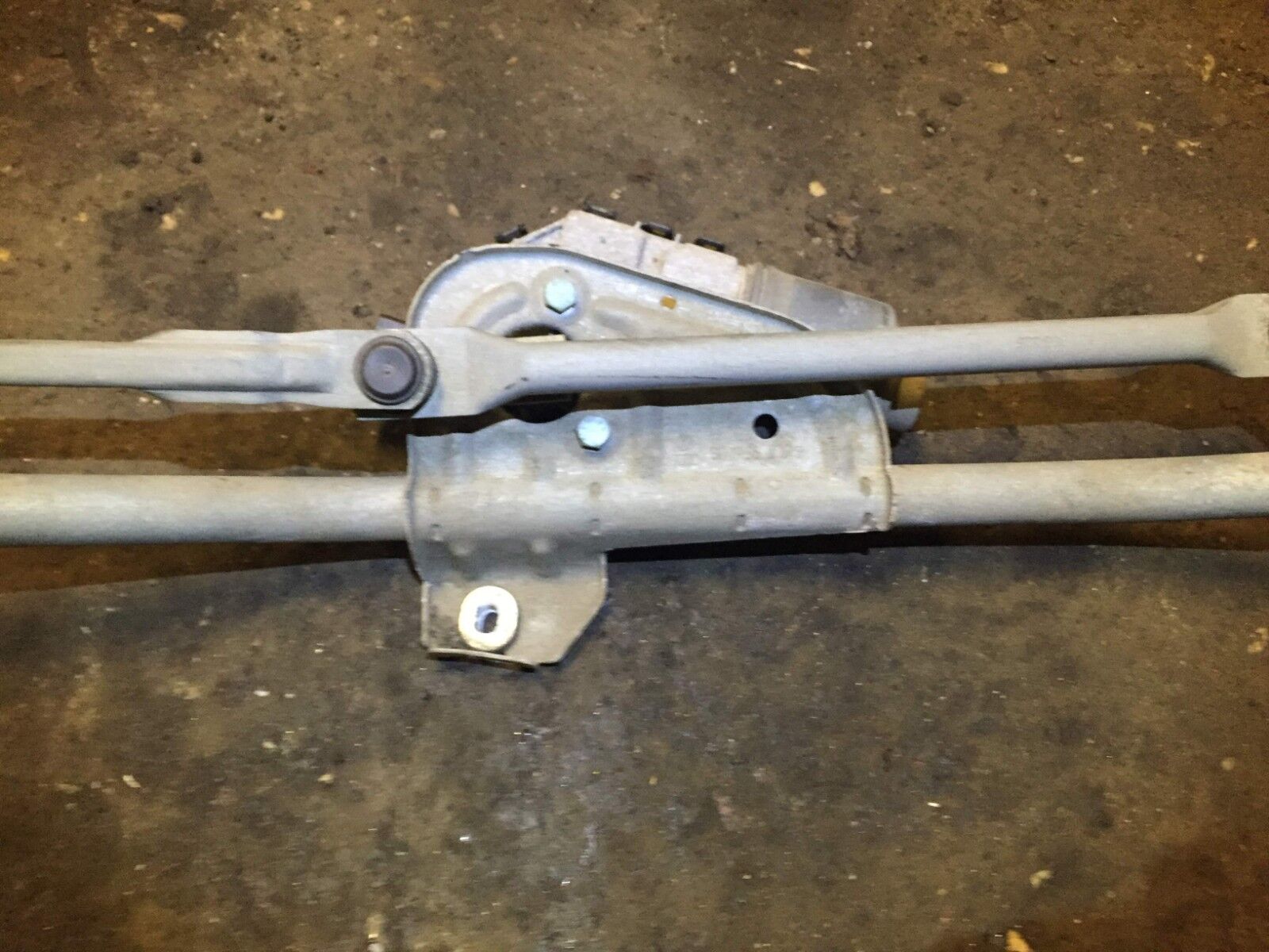 02 03 04 05 Volkswagen Passat Wiper Motor Transmission OEM D23 - Replacement Windshield Wiper Linkage for Smooth Rain Cleaning - Perfect for Highway Driving and Heavy Storms