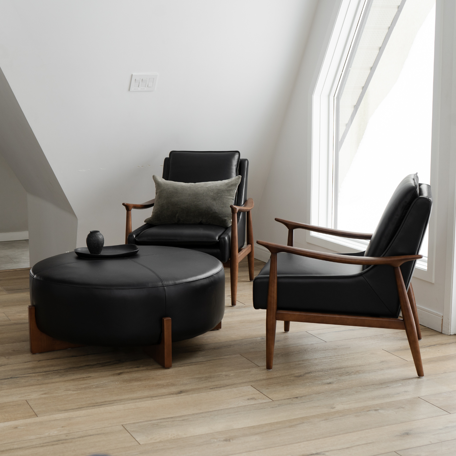 Premium Onyx Leather Nassau Lounge Chair - Modern Comfort for Living Room, Office & Lounge Areas