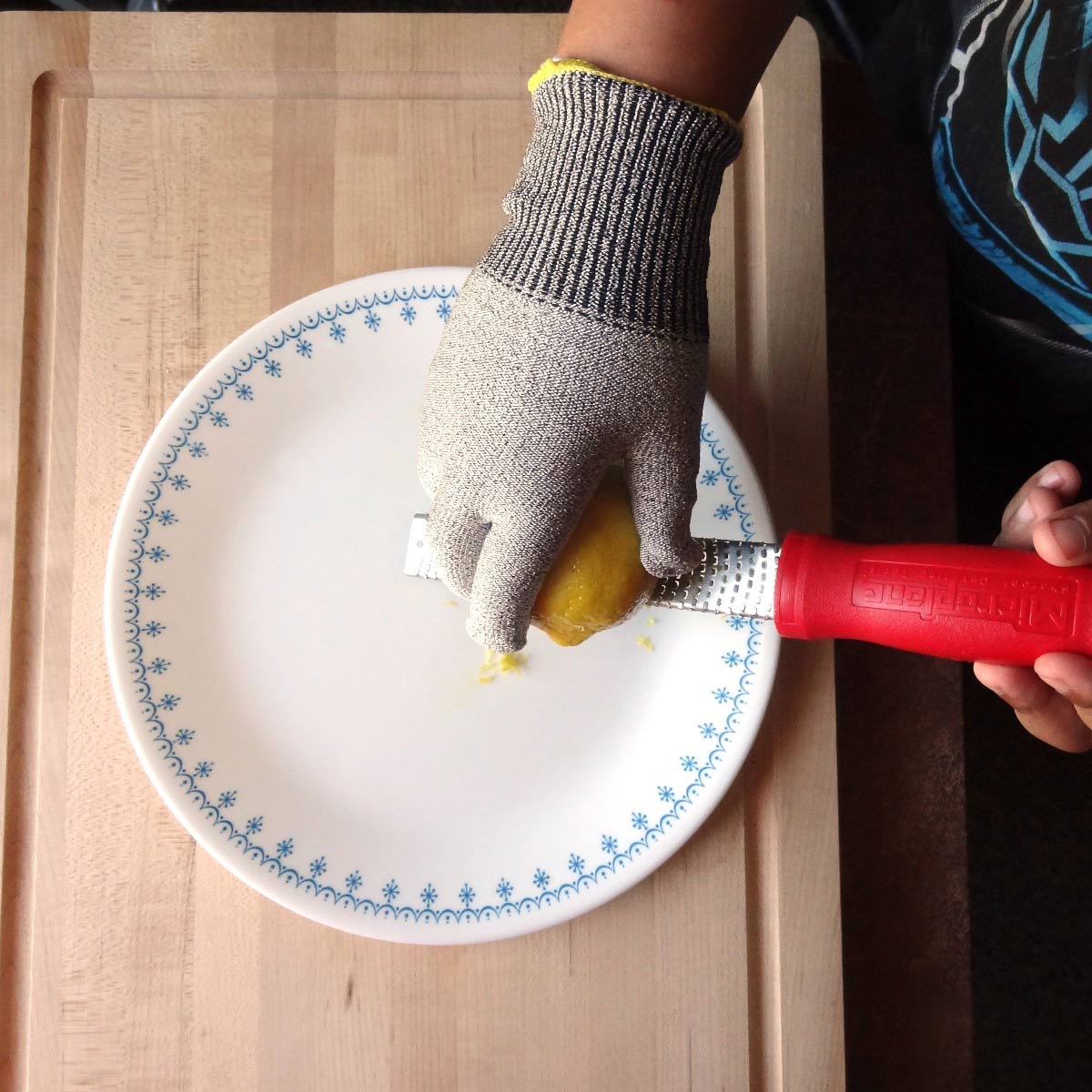 Cut Resistant Kids Gloves - Microplane Safety Gloves for Children - Protective Gloves for Cooking, Crafting & Kitchen Use