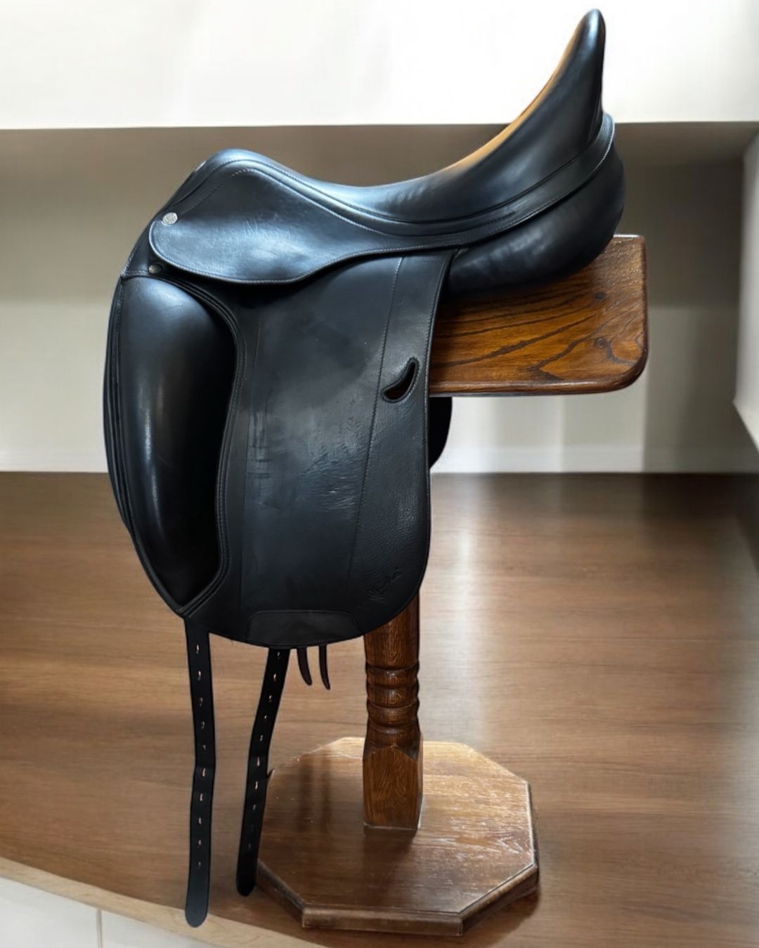 Equipe Emporio Special Dressage Consignment Saddle - Size 17.5