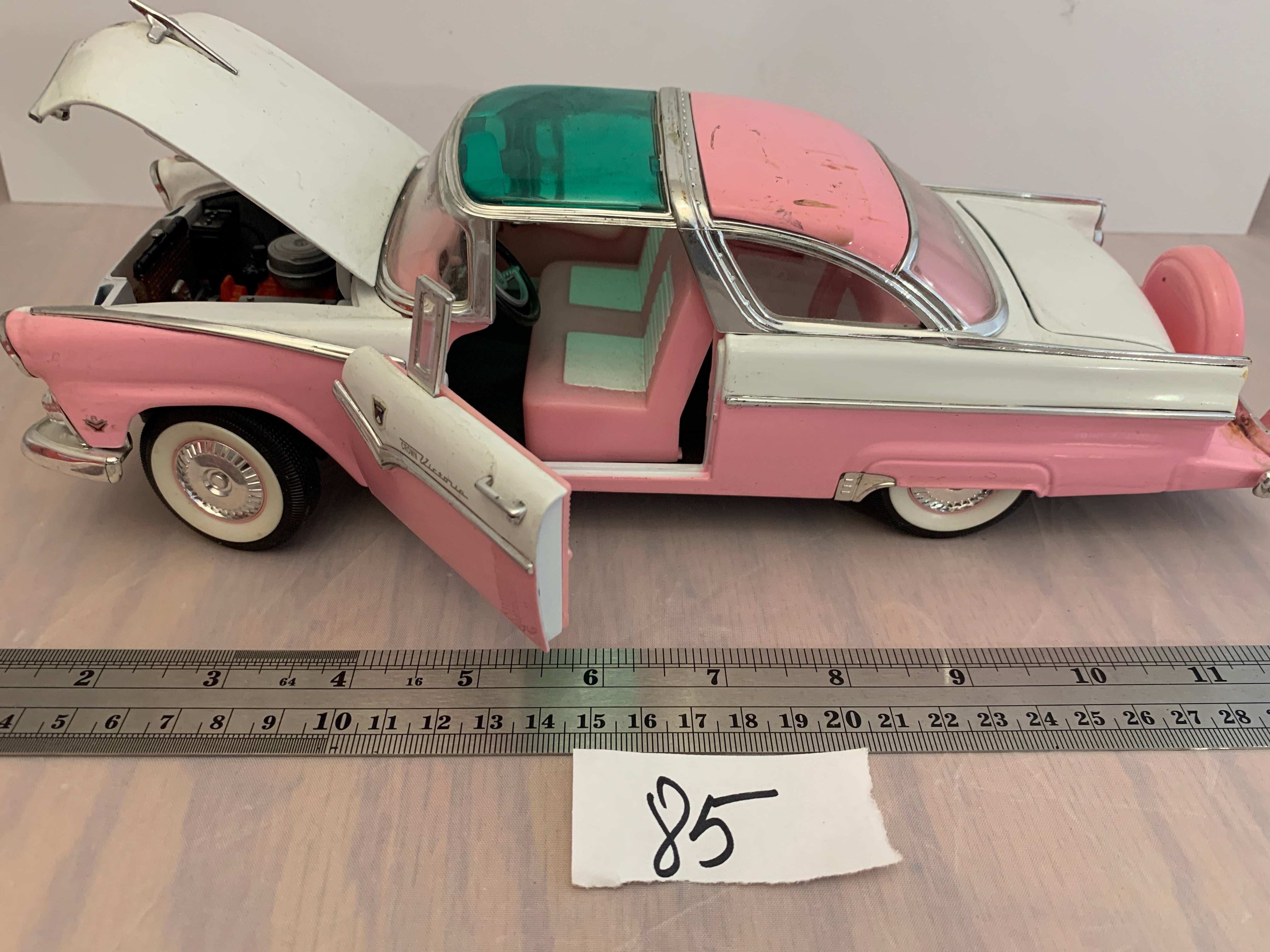1:18 Scale Diecast 1955 Ford Fairlane Road Signature #92138 - Collectible Model Car for Display, Gifts & Car Enthusiasts