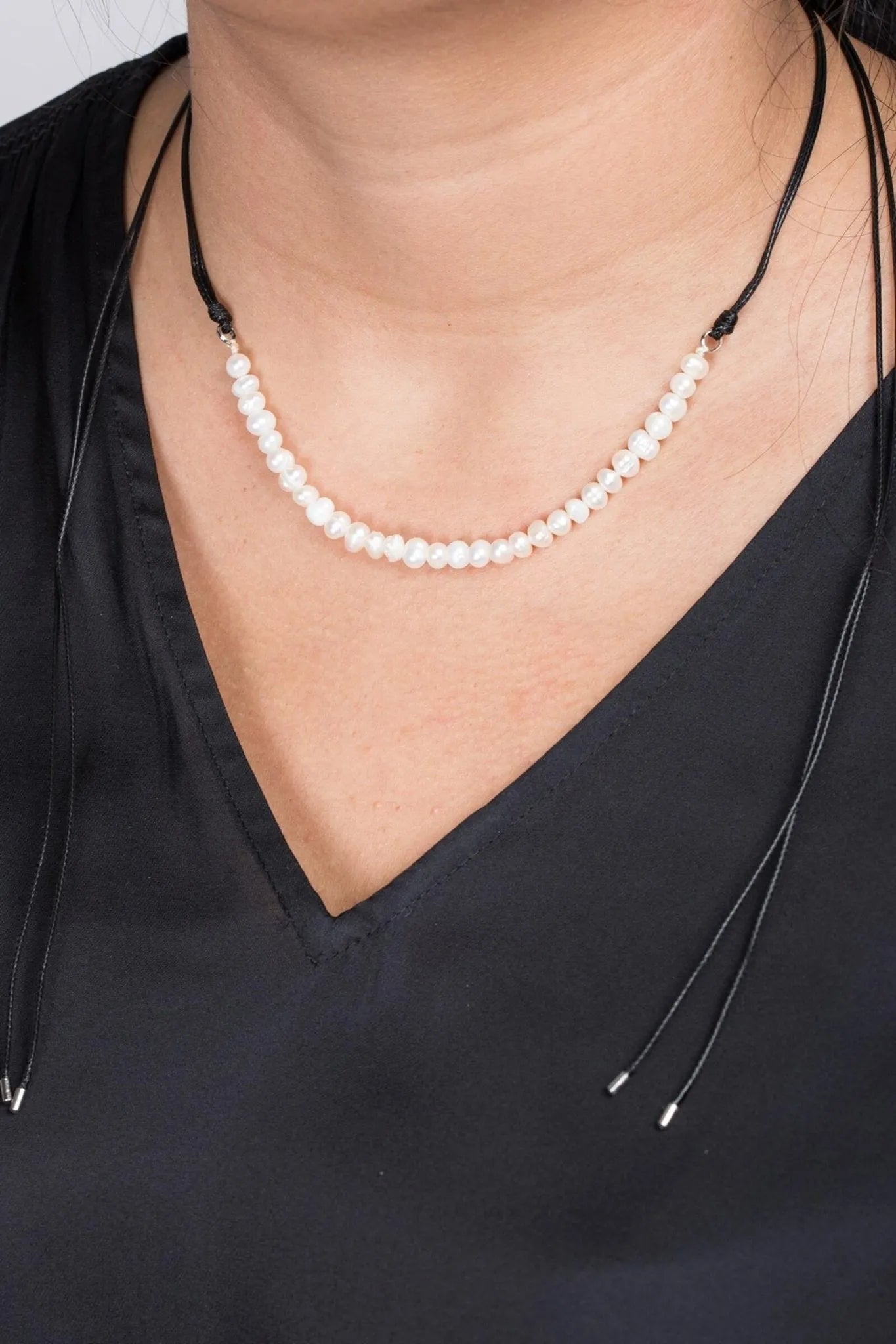 Elegant Pearl Wrap Choker Necklace for Women - Vintage Style Adjustable Pearl Strand Necklace - Perfect for Weddings, Parties & Date Nights