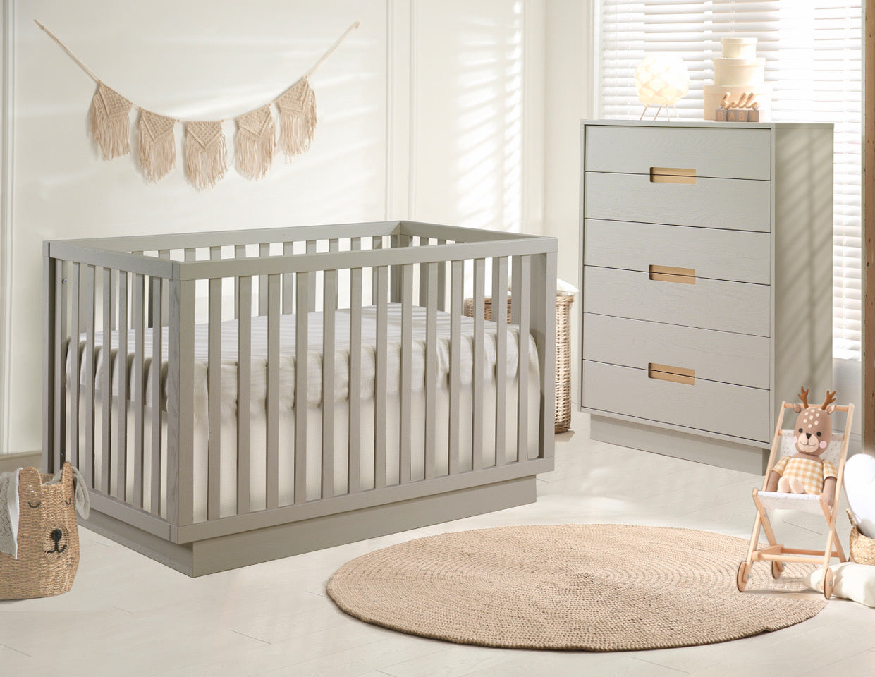Natart Como Classic Convertible Crib - 3-in-1 Baby Crib with Adjustable Height, Convertible to Toddler Bed & Daybed | Safe & Stylish Nursery Furniture for Newborns & Toddlers | Perfect for Small Spaces & Modern Nurseries