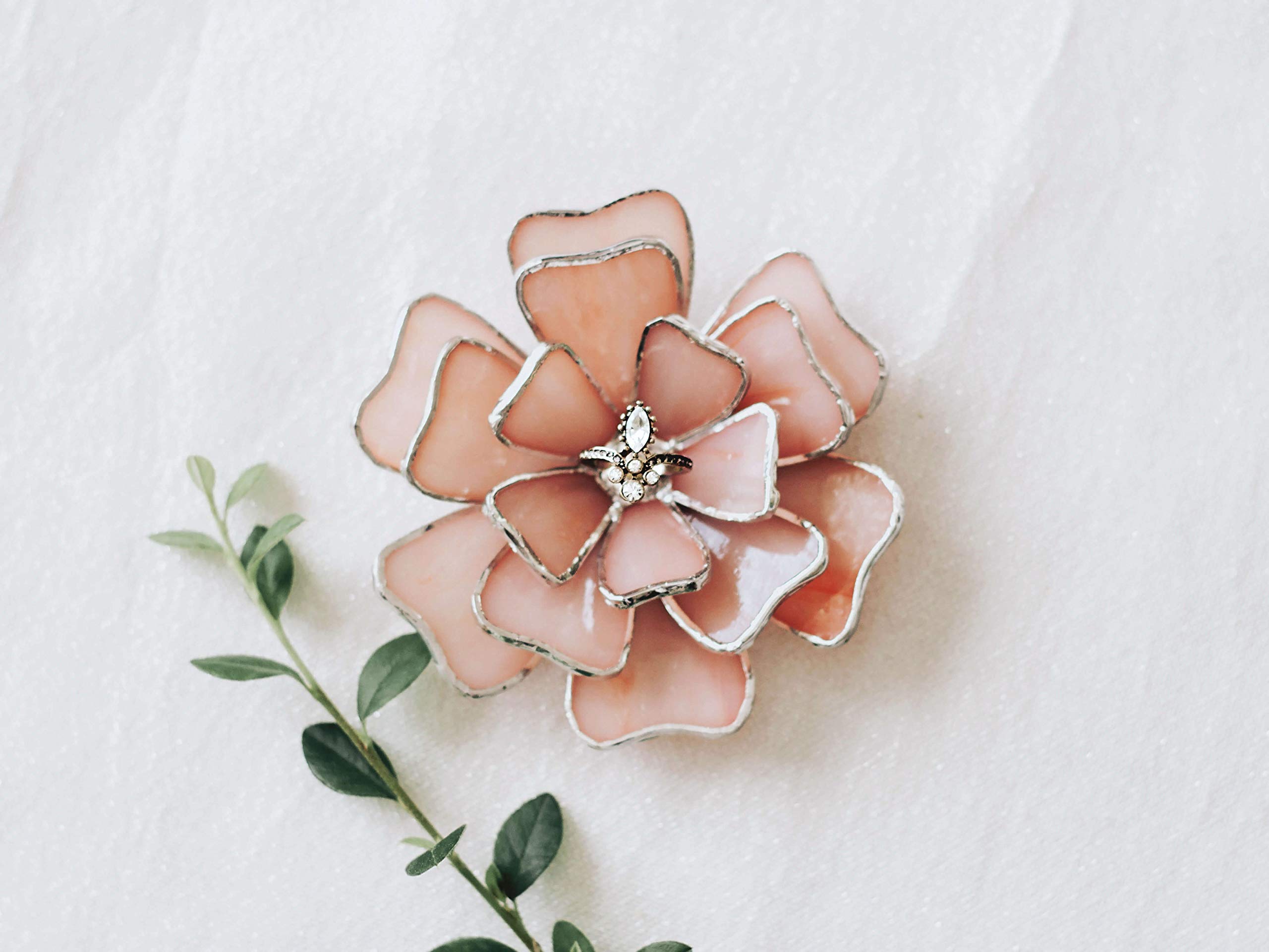 Opalescent Glass Flower Ring Holder - Elegant Wedding Ring Dish for Bride & Bridesmaids | Perfect Valentines Day Gift for Her, Engagement Ring Keeper & Flower Girl Gift in Dusty Rose | Ideal for Home Decor, Jewelry Storage & Special Occasions